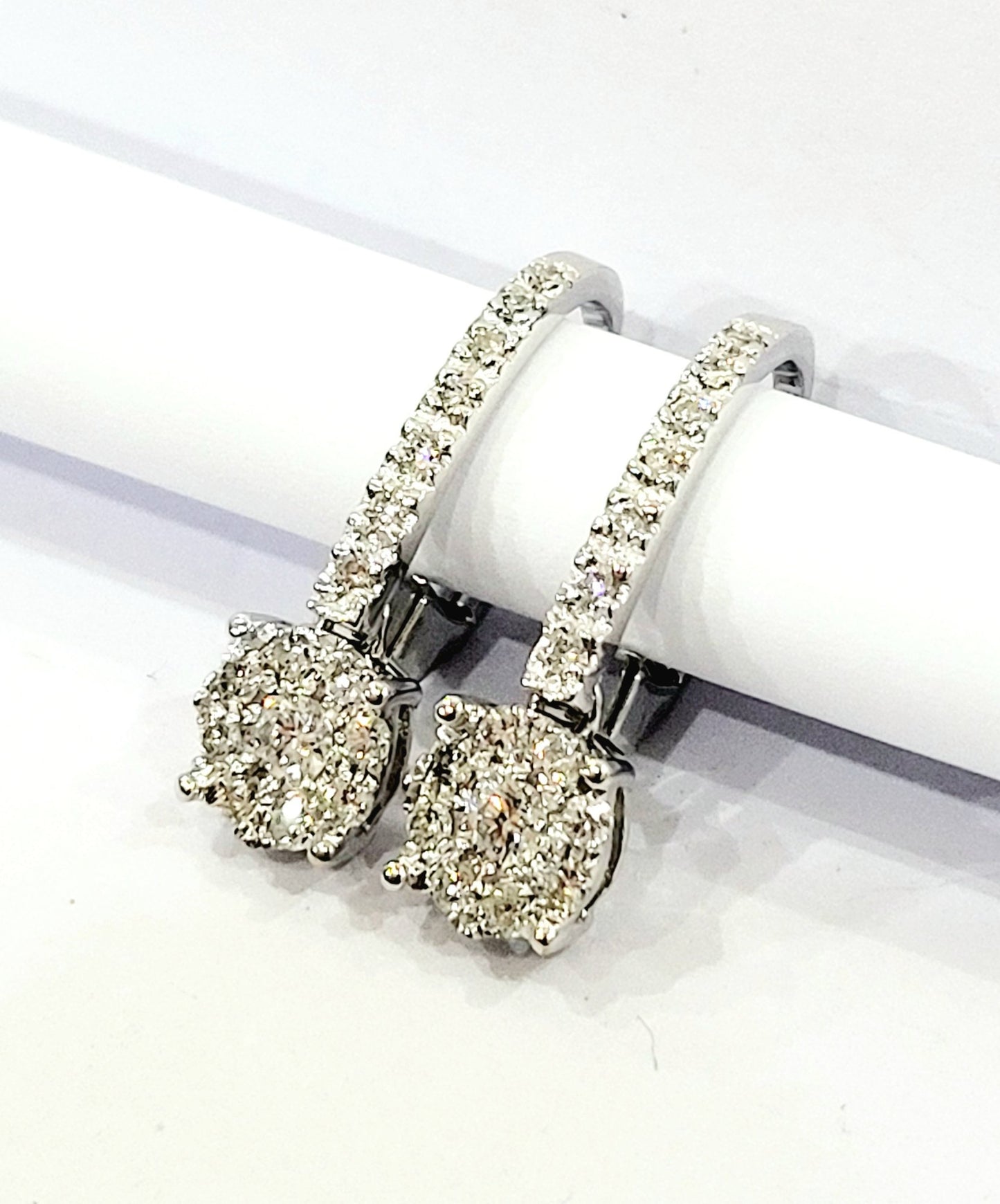 Orecchini semi pendenti Magic Astralia in Oro Bianco con Diamanti naturali 0,82 ct 18 kt (750)