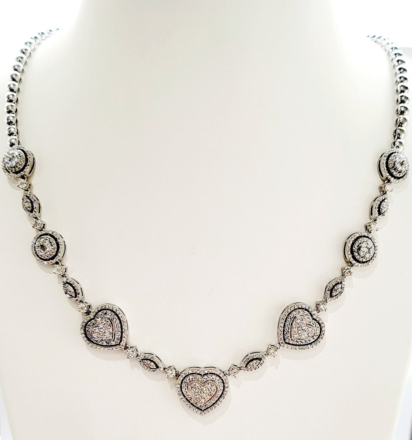 Collana a cuore con Diamanti ct 4,65 in Oro Bianco con certificazione gemmologica Gem Tech 18 kt -750