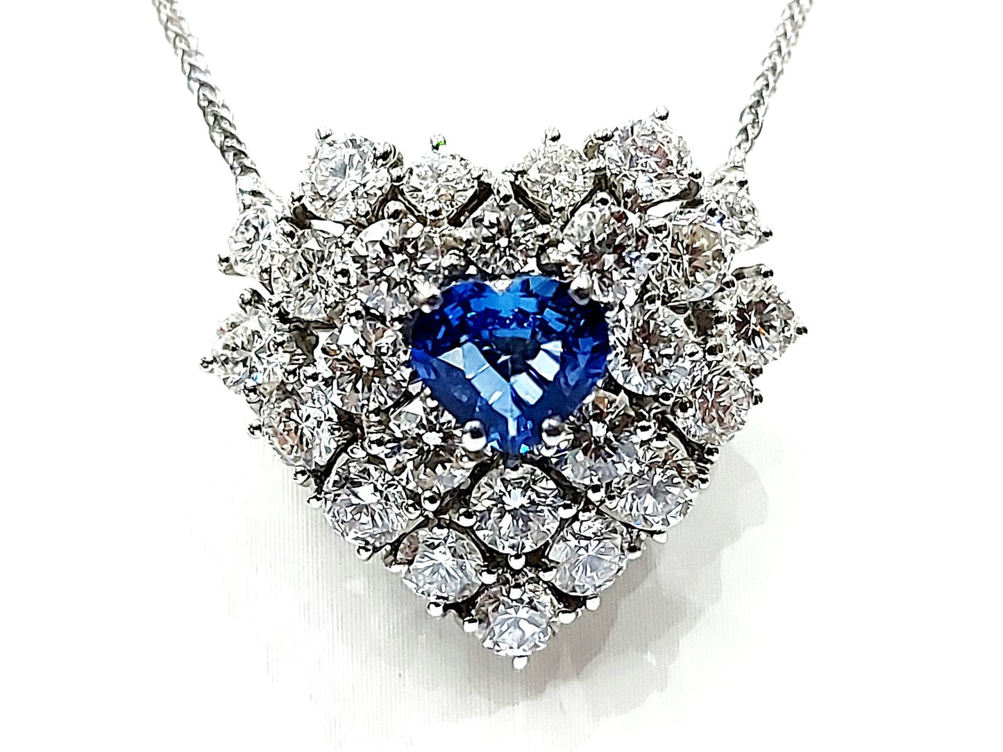 Collana pendente Cuore Oro bianco 18kt - 750 Astralia Zaffiro 1,05 ct e Diamanti 2,72 ct certificazione AIG MILAN