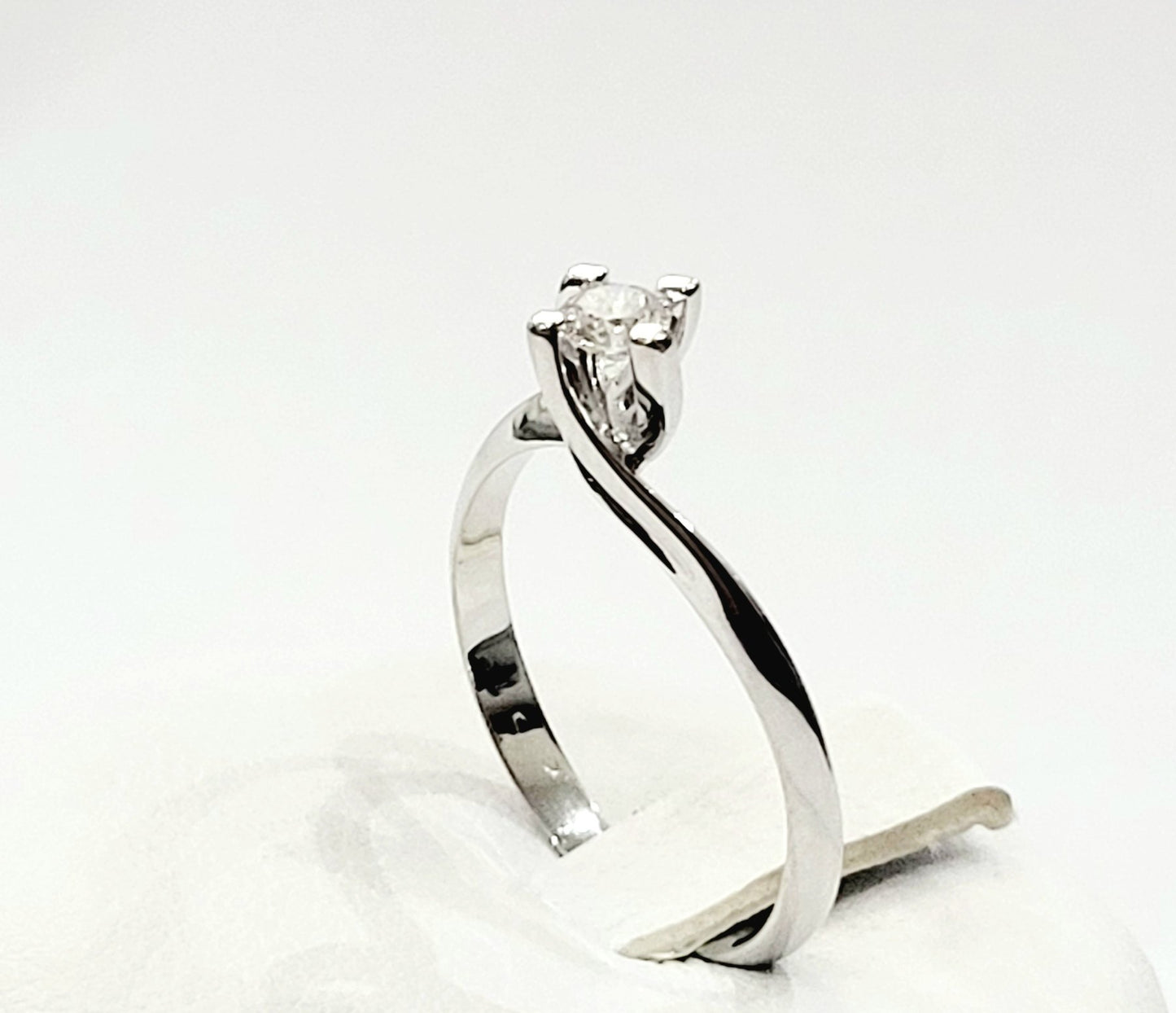 Anello Solitario Valentino in Oro bianco con Diamante 0,25 ct 18 kt (750)
