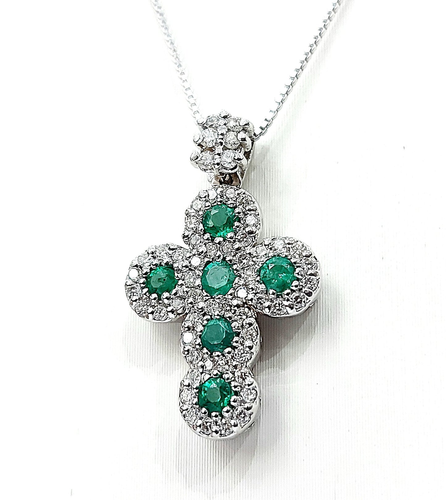 Collana con pendente croce magic in Oro bianco con Diamanti 0,29 ct e Smeraldi 0,30 ct 18 kt (750)