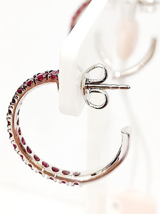 Orecchini a semicerchio in Oro Bianco Crieri Poesia con Rubini 1,40 ct 18 kt (750)