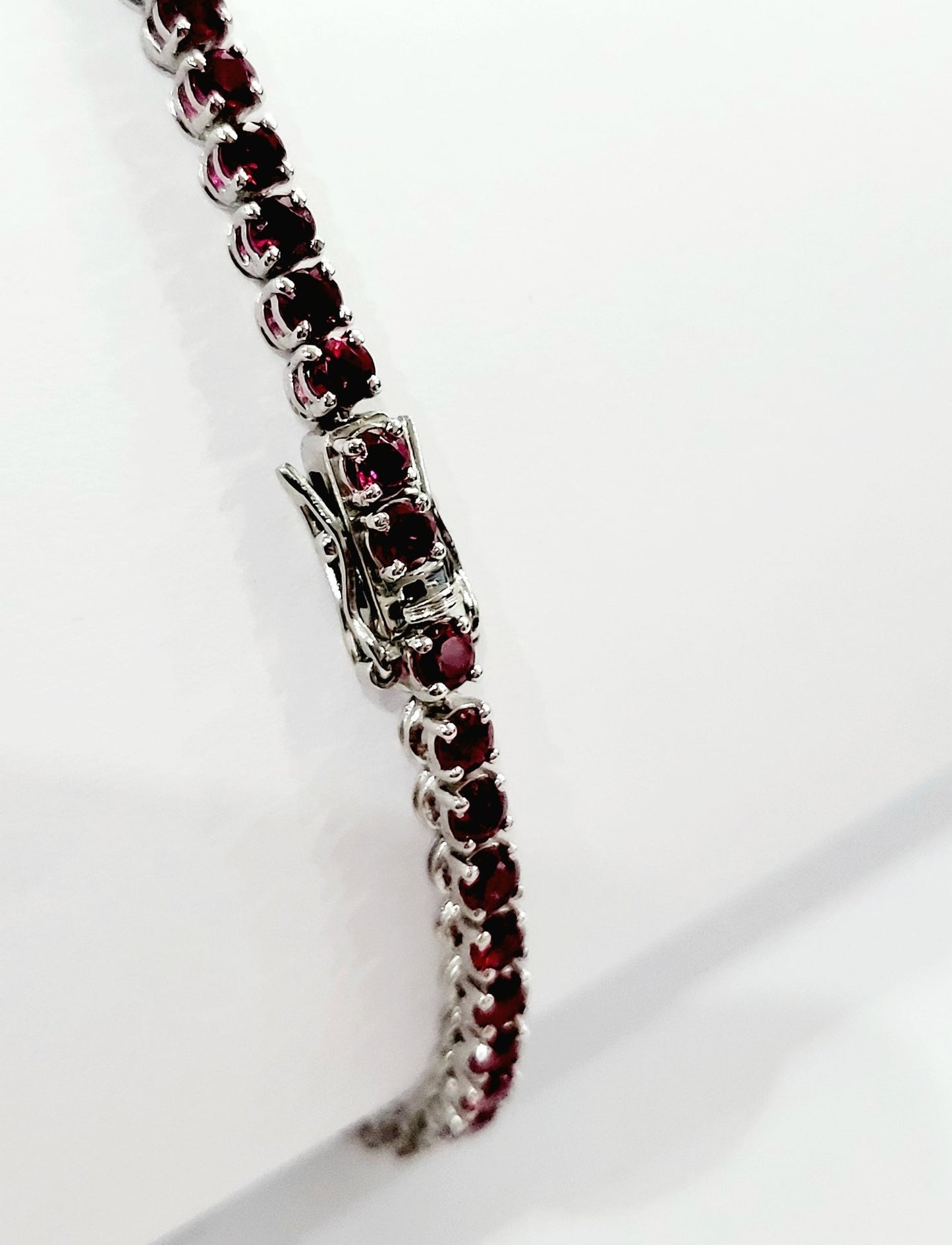 Bracciale Tennis a filo Tondo Astralia in Oro Bianco con Diamanti 0,50 ct e Rubino 7,23 ct 18 kt (750)