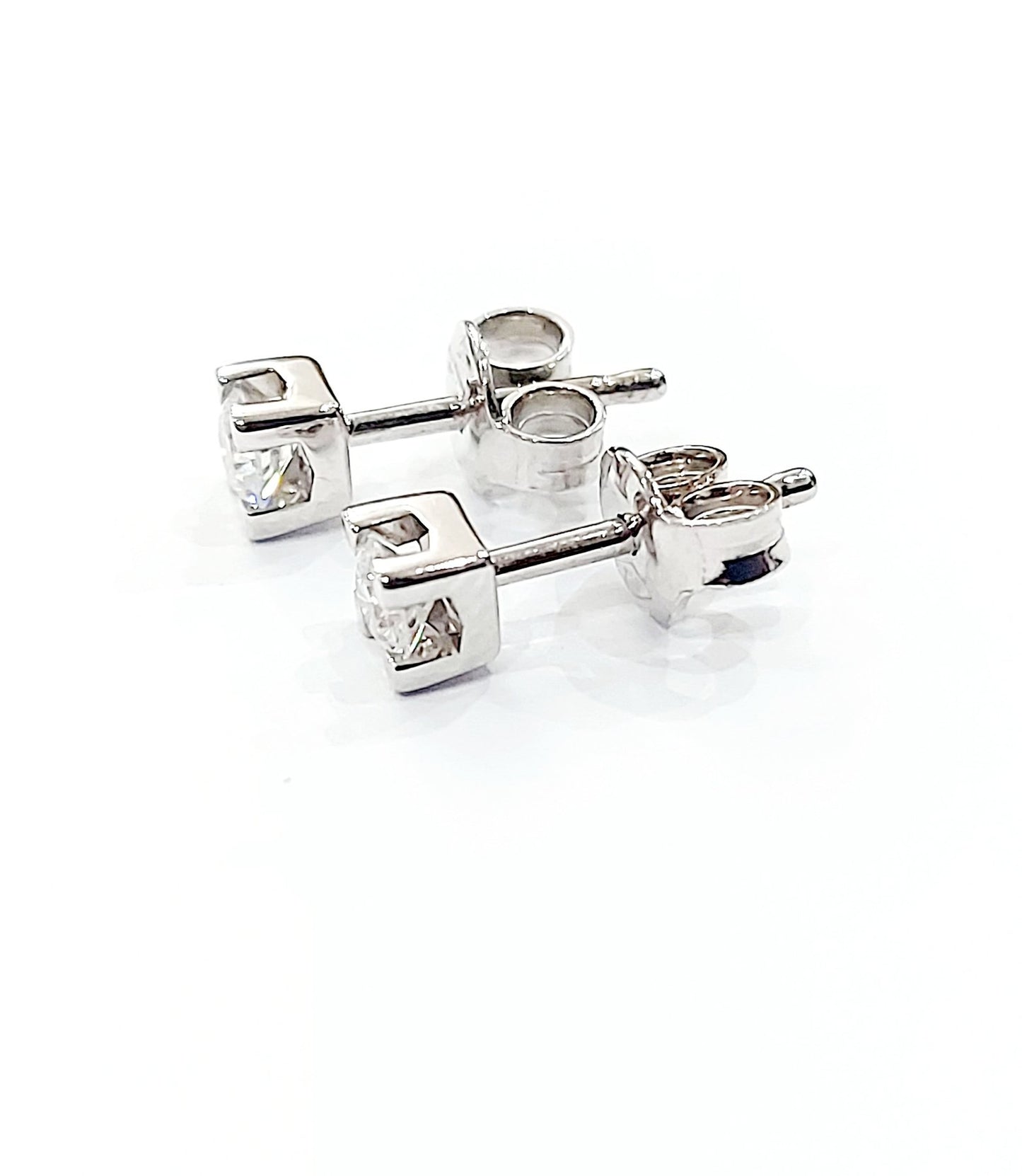 Orecchini punto luce tornito con Diamanti 0,60 ct in Oro Bianco 18 kt (750)