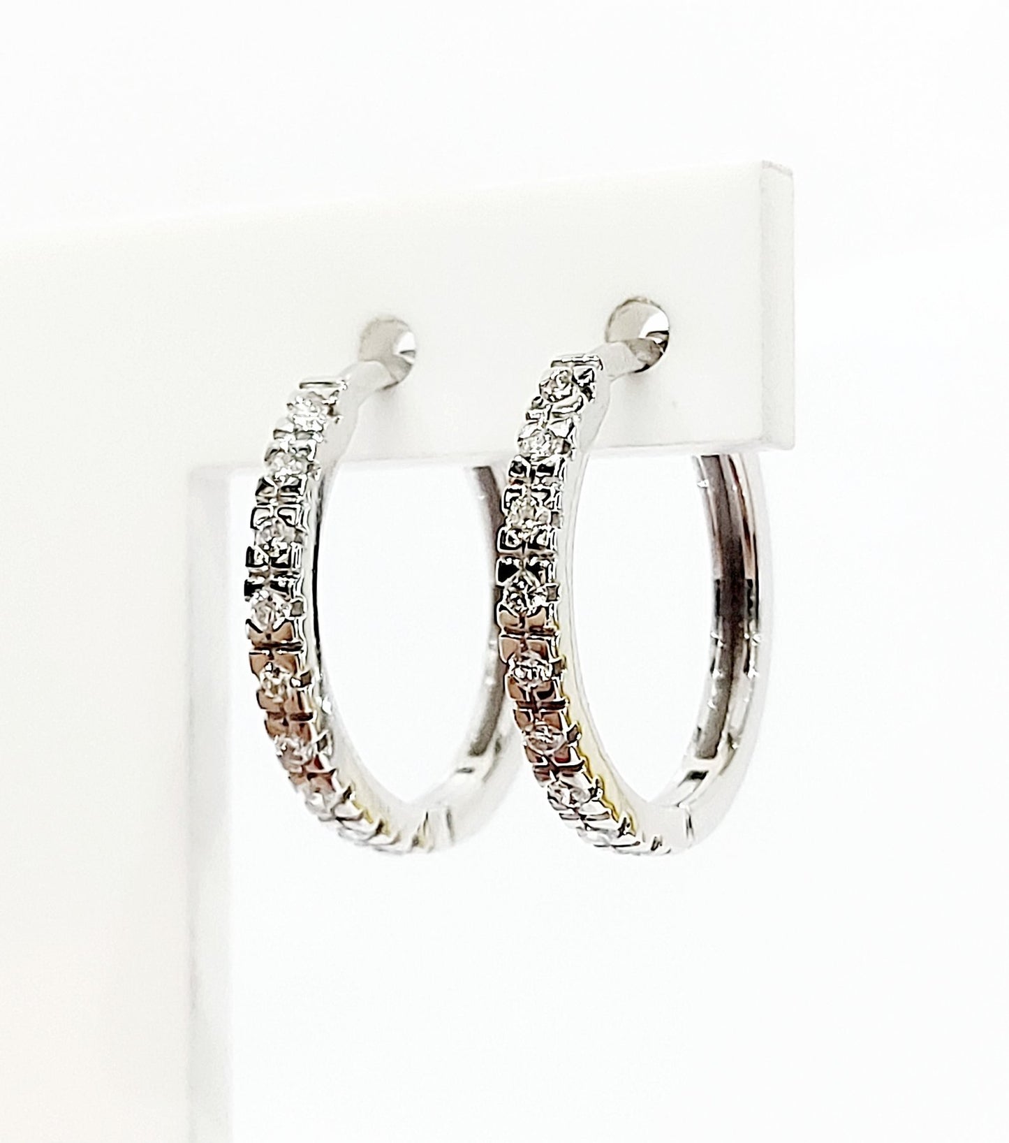 Orecchini a cerchio in Oro Bianco con Diamanti 0,26 ct 18 kt (750)