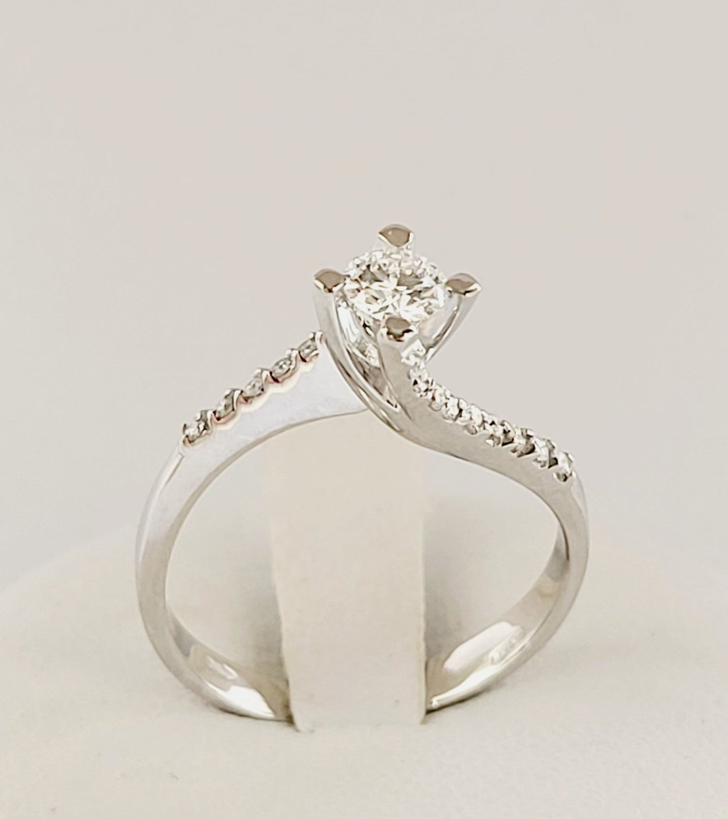 Anello valentino solitario Astralia con Diamanti ct 0,43 in oro bianco 18 Kt (750)