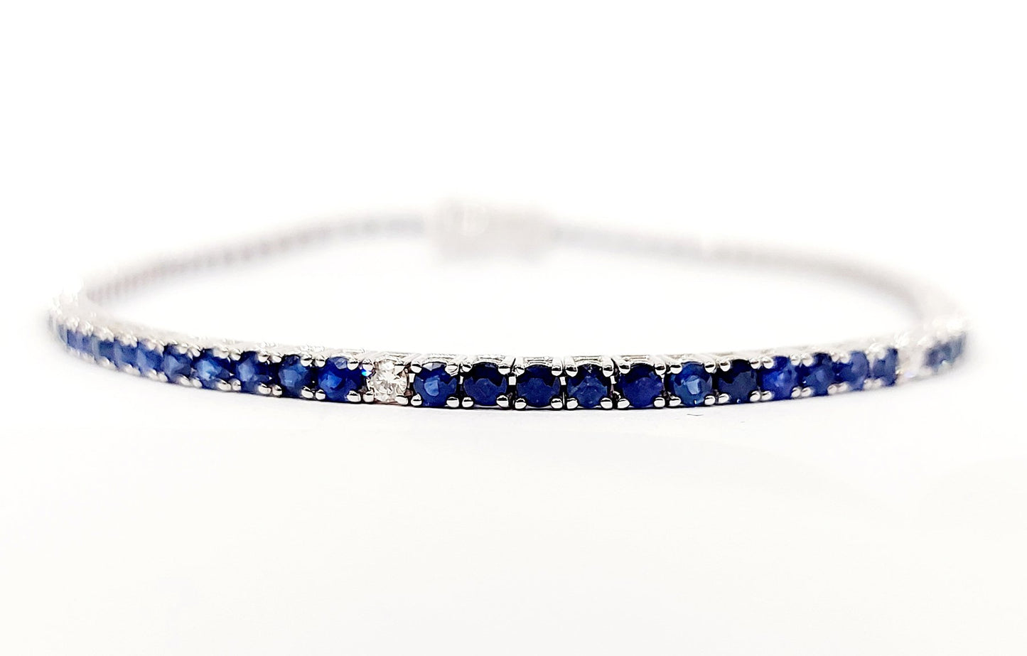 Bracciale Tennis Astralia in Oro Bianco con Zaffiri blu 4,00 ct e Diamanti 0,24 ct 18 kt (750)