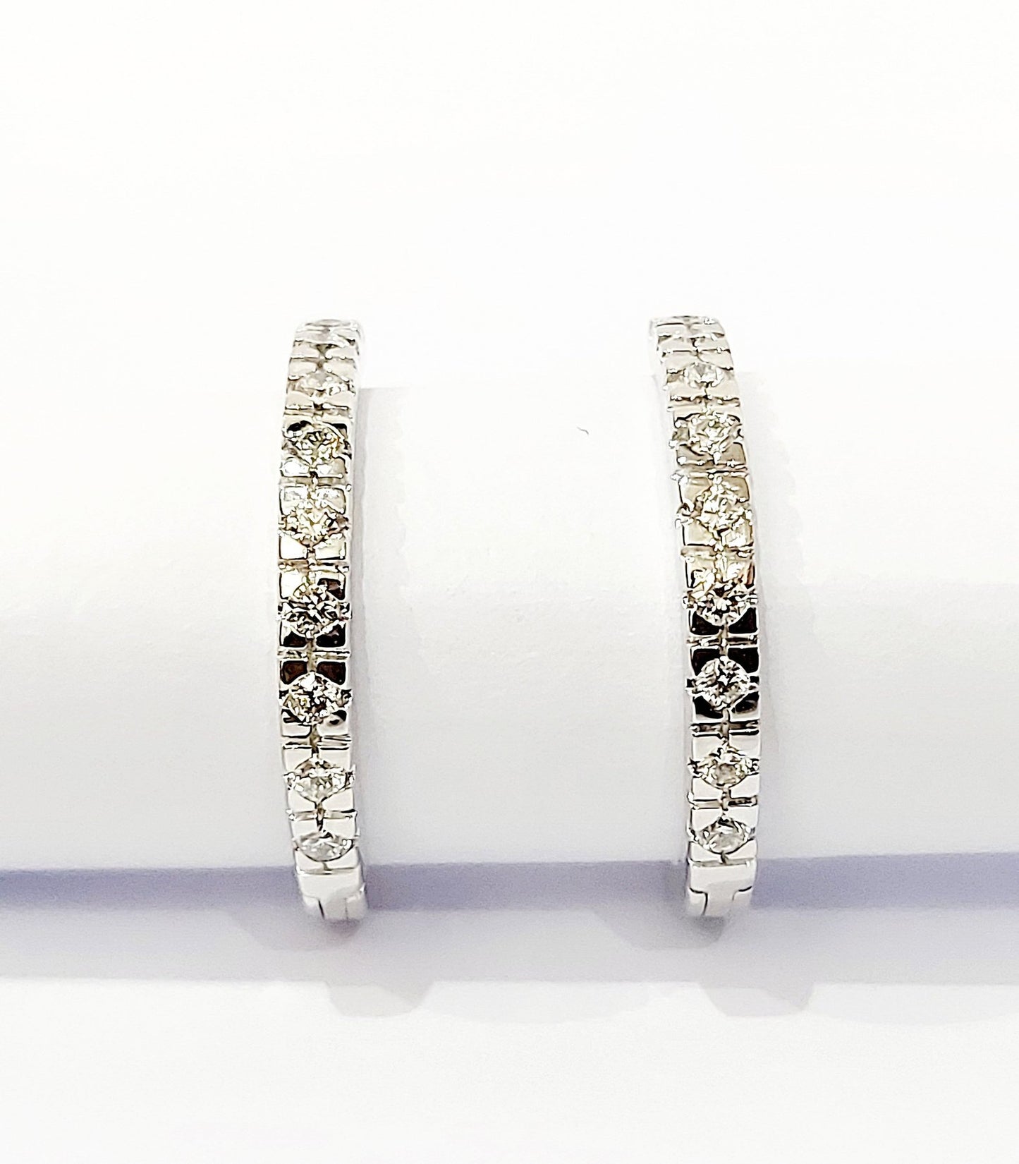 Orecchini a cerchio in Oro Bianco con Diamanti 0,26 ct 18 kt (750)