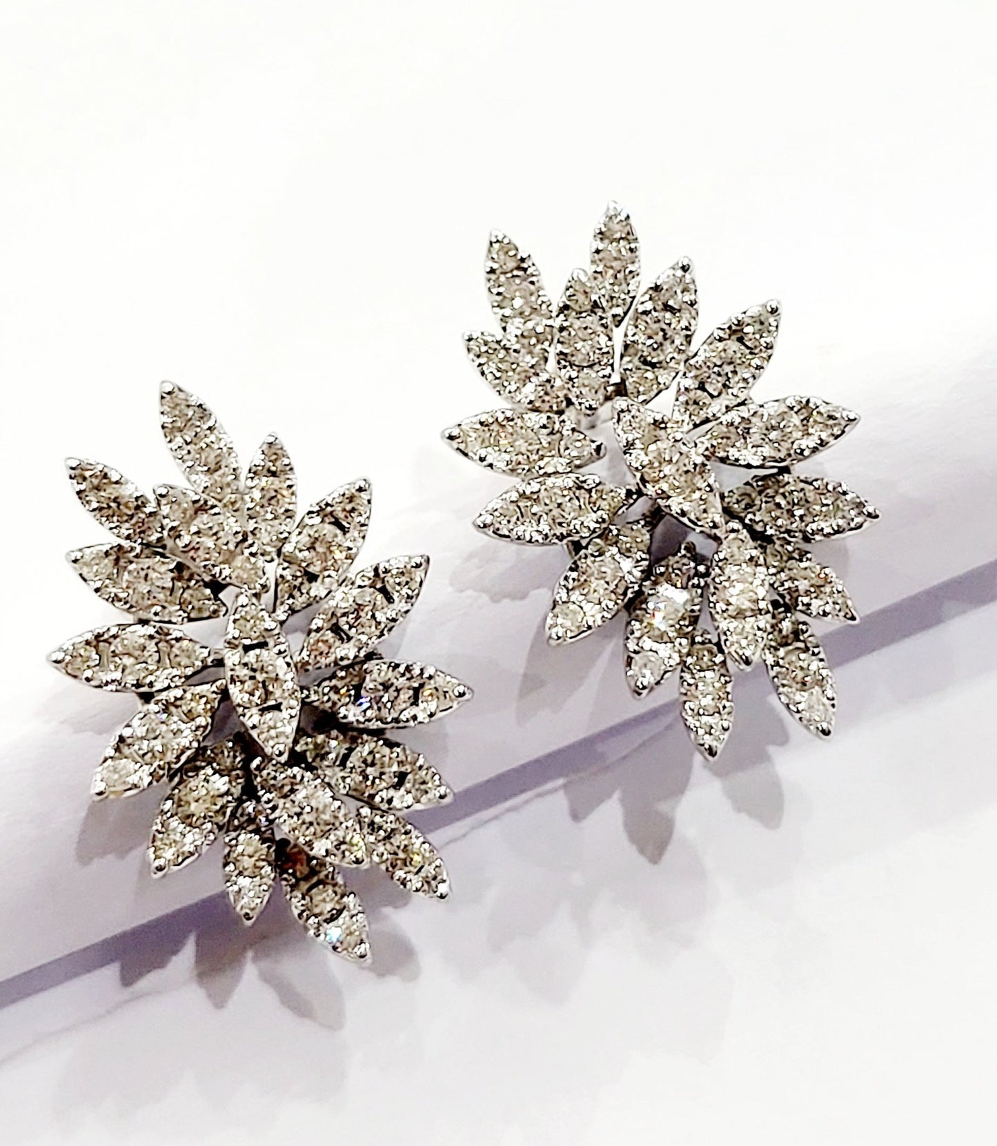 Orecchini petali Astralia con Diamanti 1,90 ct in Oro Bianco 18 kt (750)