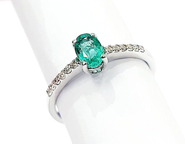 Anello Donna in Oro bianco 18kt-750 Smeraldo ovale ct 1,05 e Diamanti taglio brillante ct 0,22