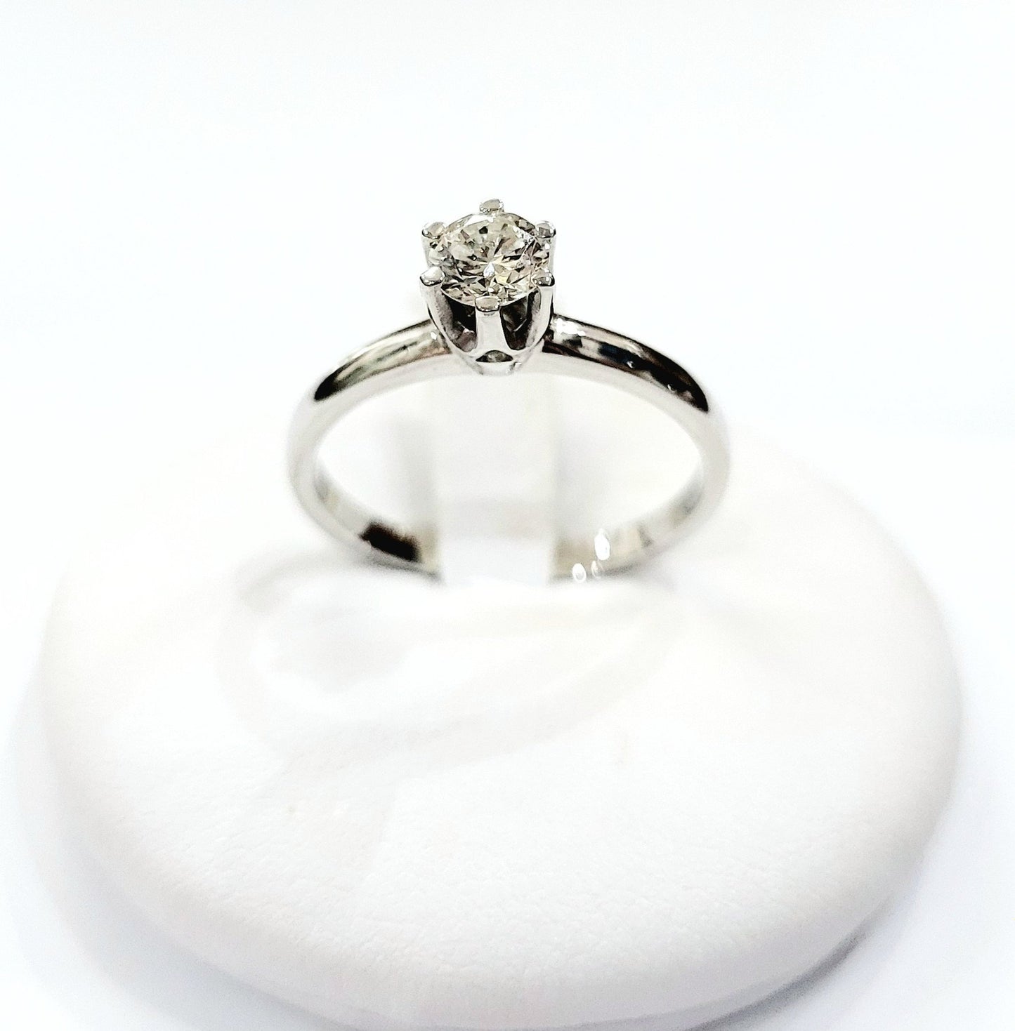 Anello solitario 6 griffe 0,70 ct in Oro Bianco con Diamante 18 Kt (750)