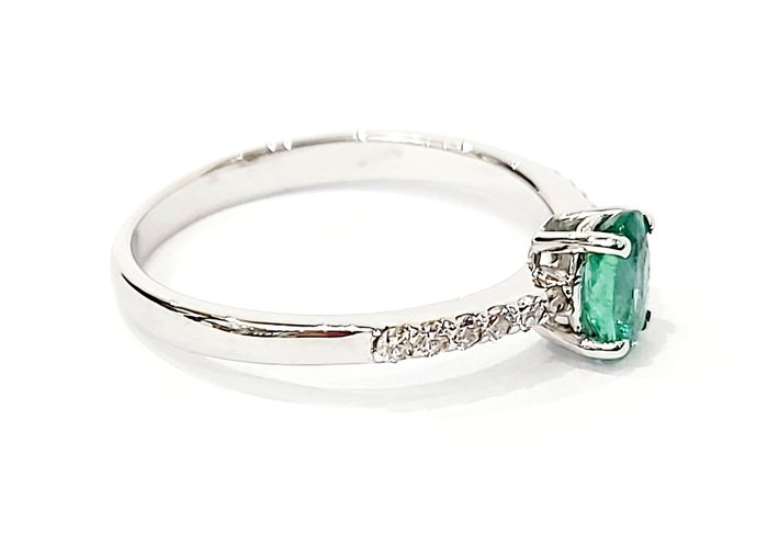 Anello Donna in Oro bianco 18kt-750 Smeraldo ovale ct 1,05 e Diamanti taglio brillante ct 0,22