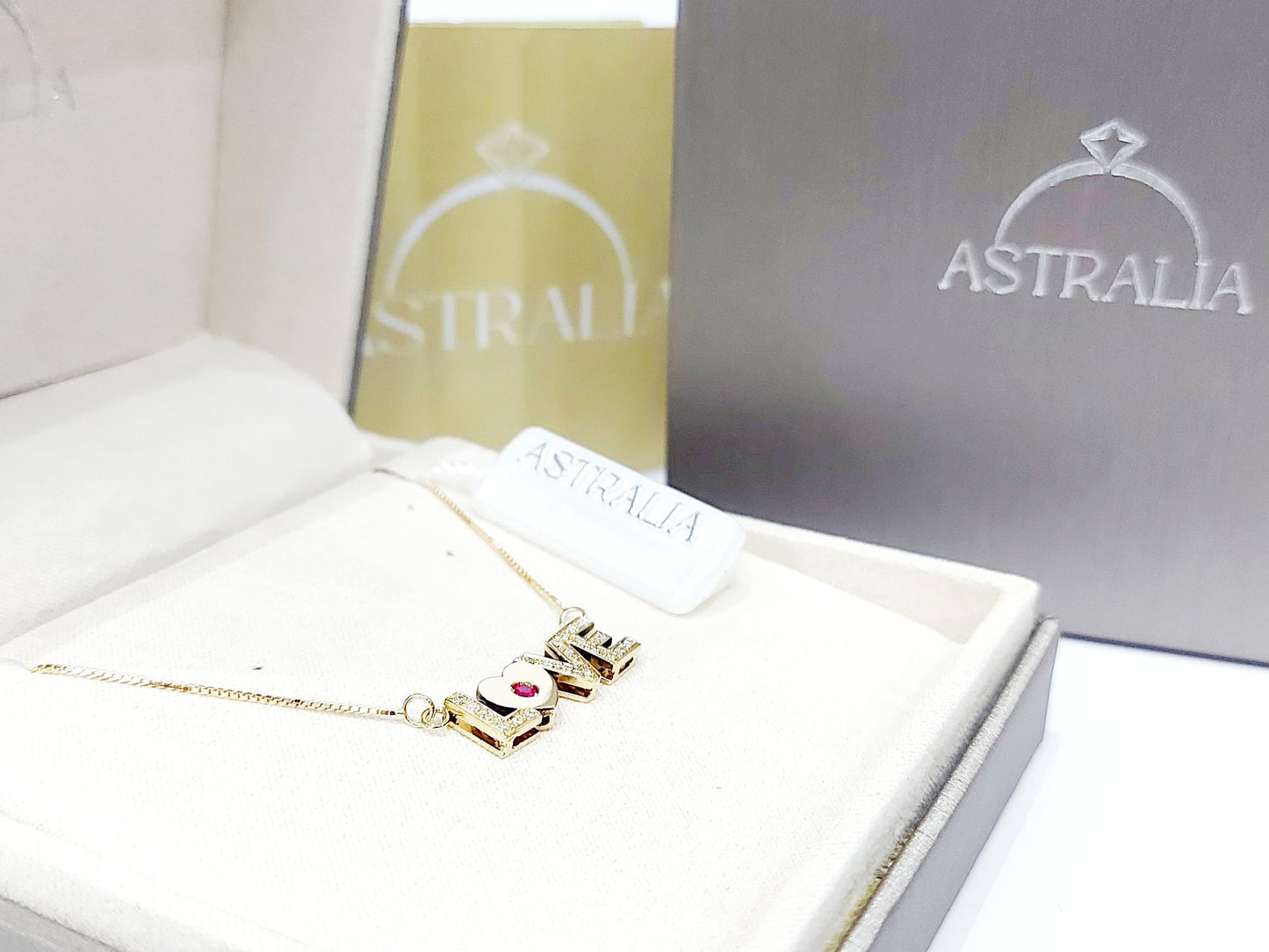 Collana Love Astralia Diamanti 0,44 ct e Rubino 0,10 ct in Oro Giallo 18 kt -750