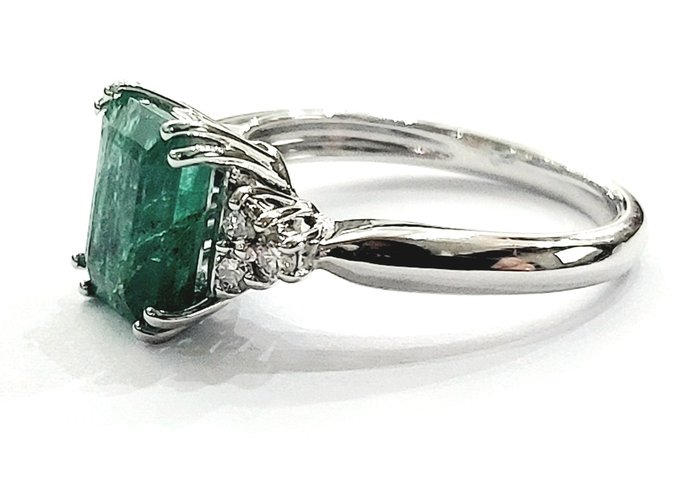 Anello Astralia con Smeraldo rettangolare ct 2,25 e Diamanti ct 0,30 in Oro Bianco 18kt (750)