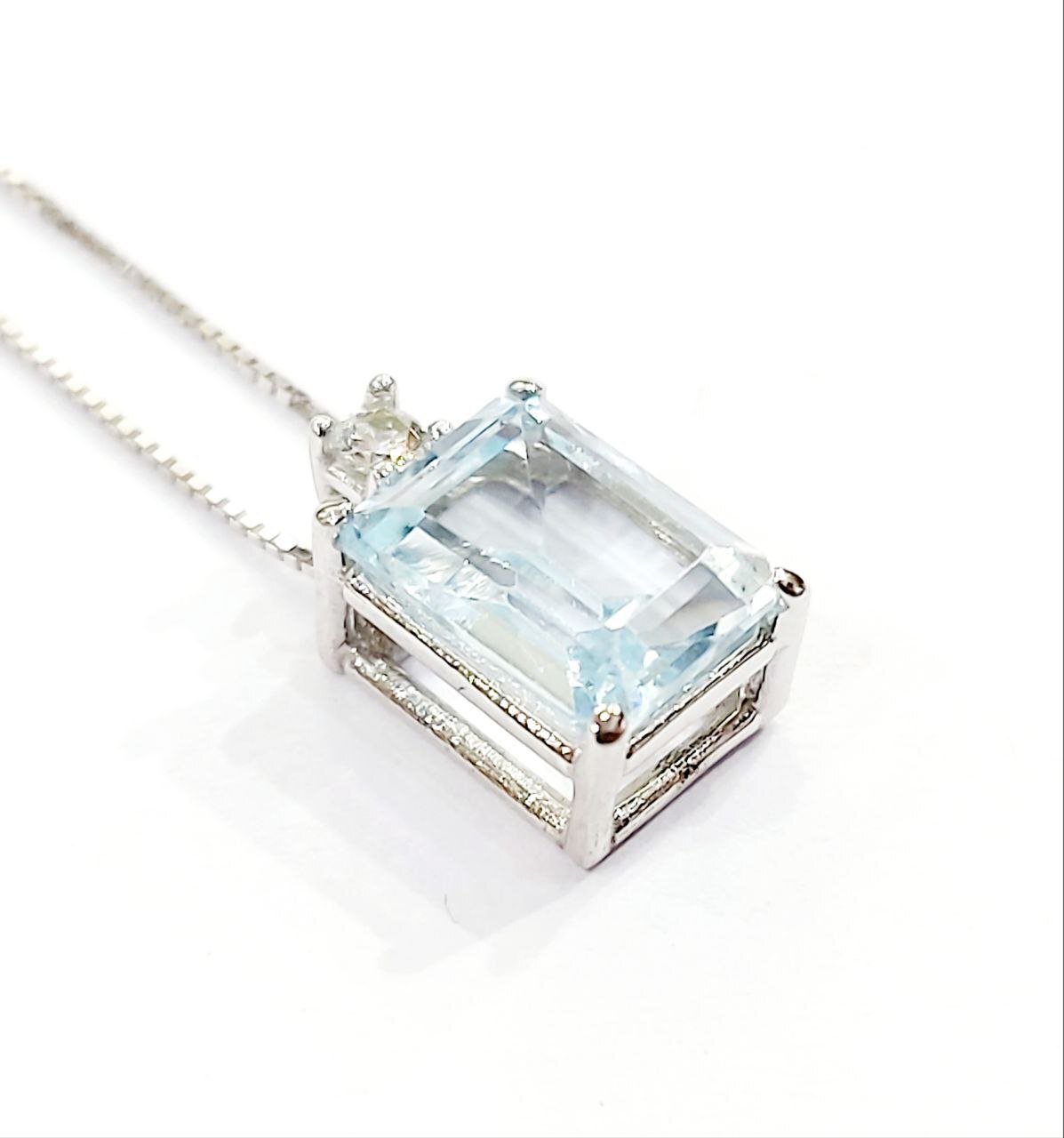 Collana in oro bianco 18K con pendente topazio 1,87 ct e diamante 0,03 ct