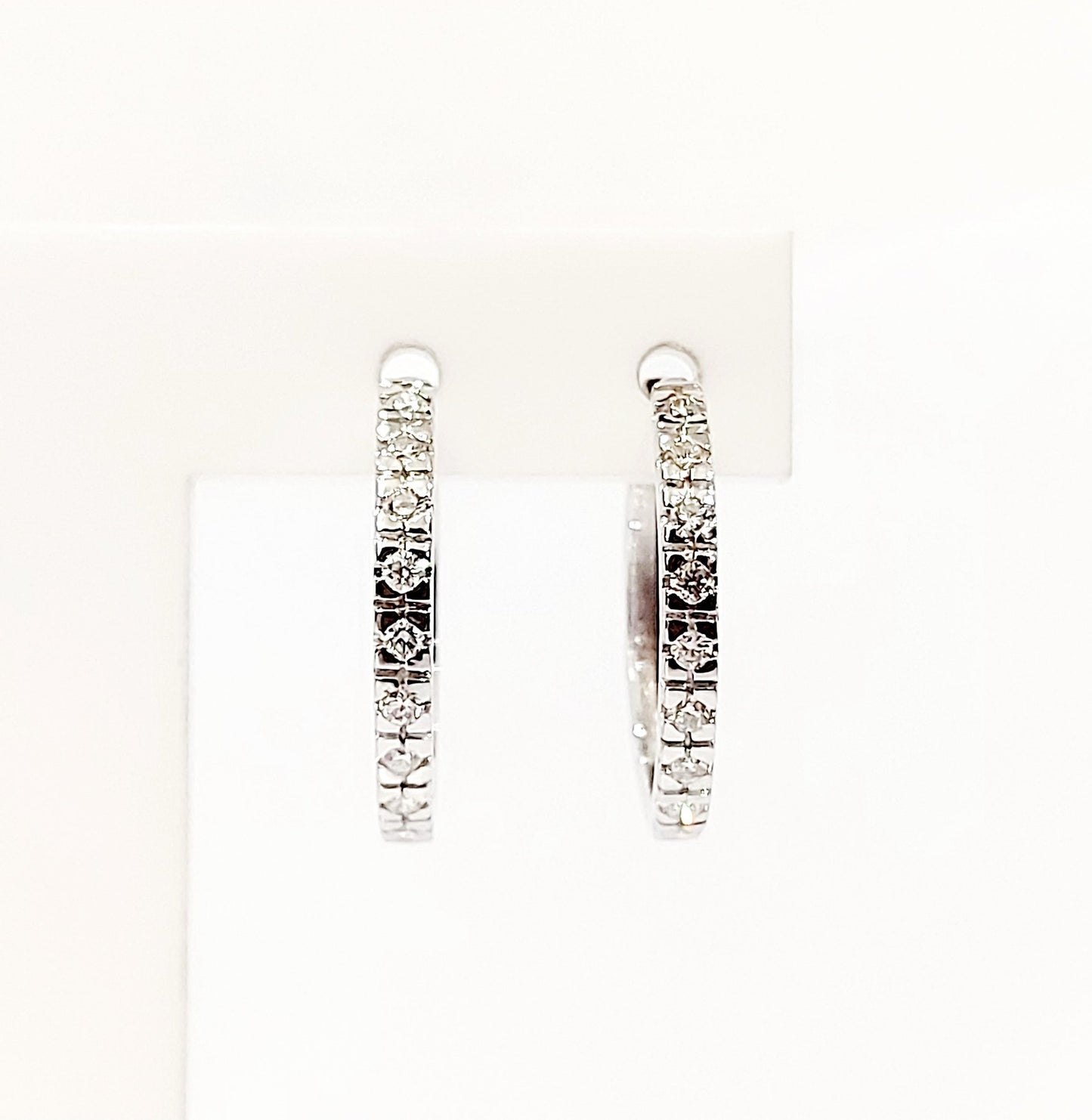 Orecchini a cerchio in Oro Bianco con Diamanti 0,26 ct 18 kt (750)