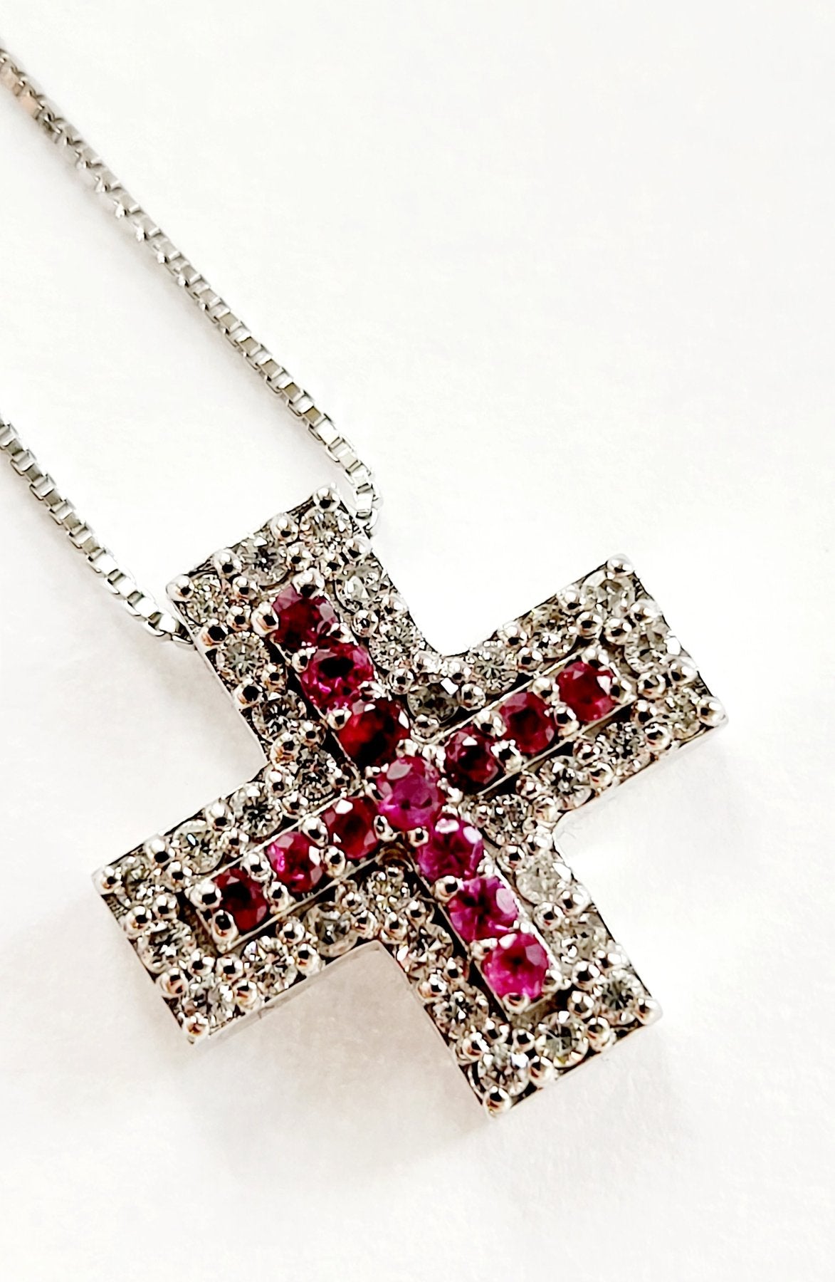 Collana con pendente Croce quadrata con Diamanti 0,29 ct e Rubini 0,33 ct in Oro Bianco 18 kt (750)