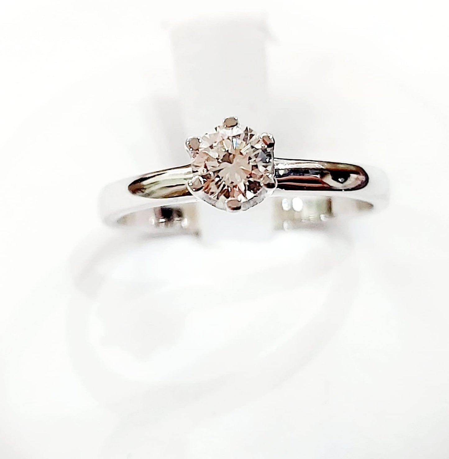 Anello solitario 6 griffe 0,70 ct in Oro Bianco con Diamante 18 Kt (750)