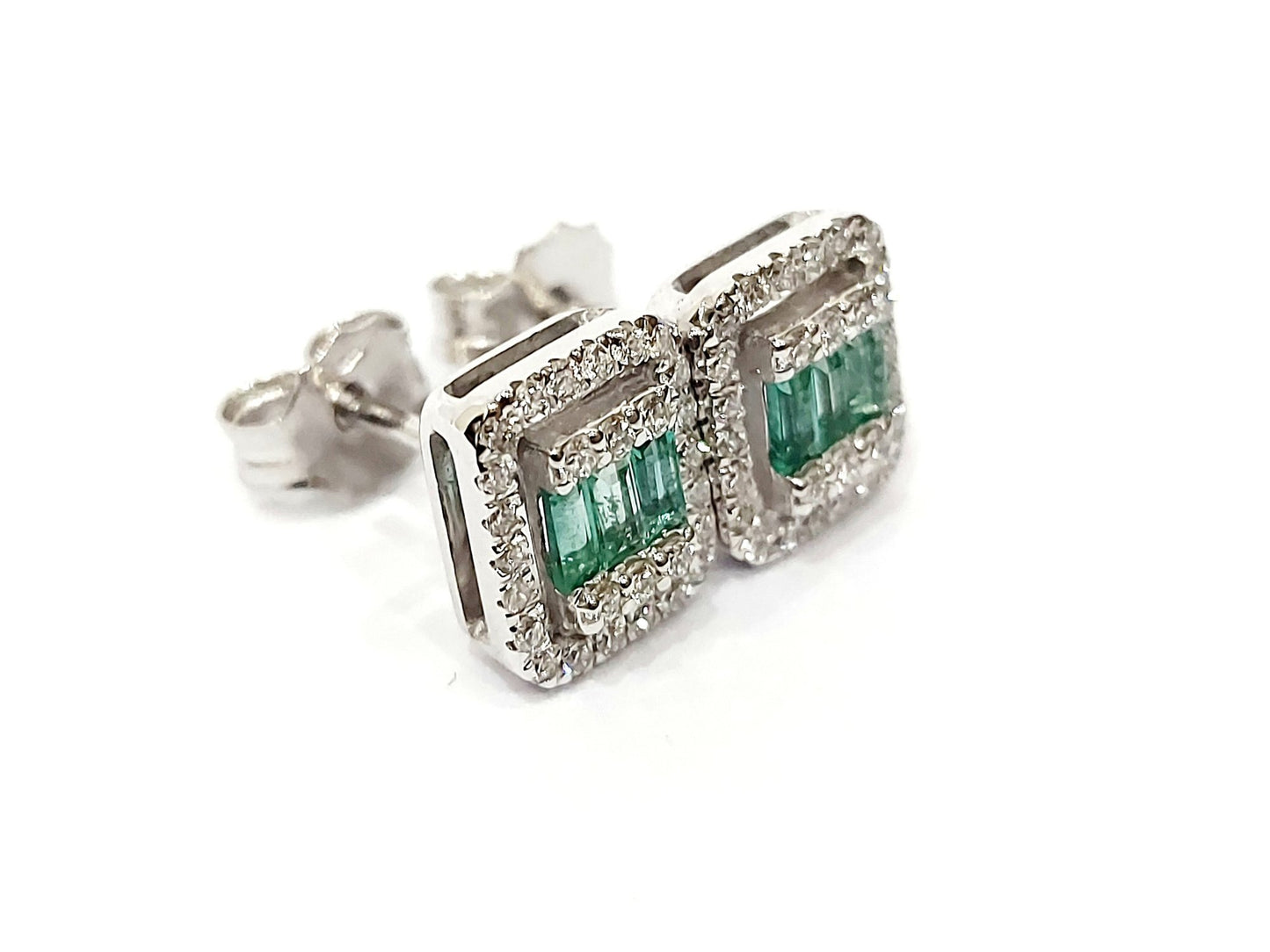 Orecchini a fantasia Astralia con Diamanti 0,56 ct e Smeraldi Baguette 0,36 ct in Oro Bianco 18 kt (750)