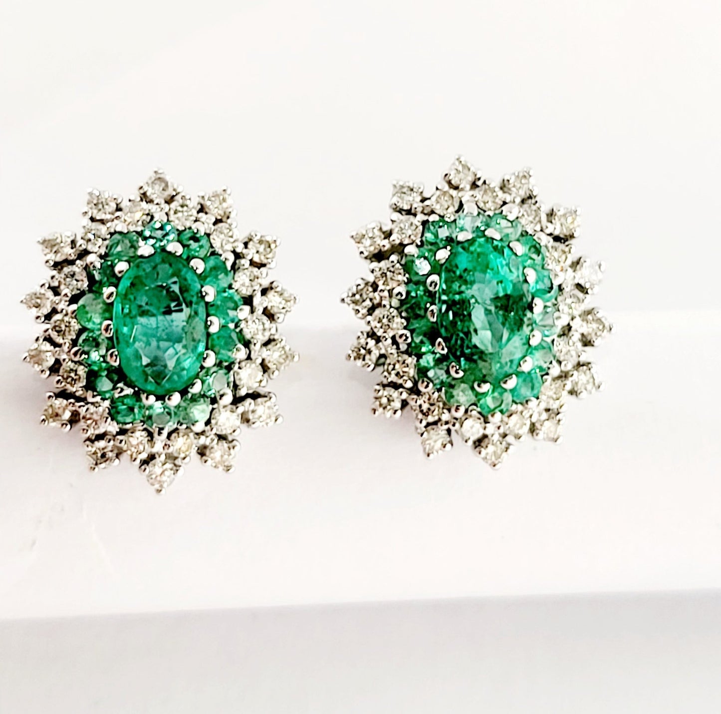 Orecchini ovali in Oro Bianco con doppio giro di Diamanti ct 0,48 e doppio giro di Smeraldi 1,75 ct 18 kt (750)