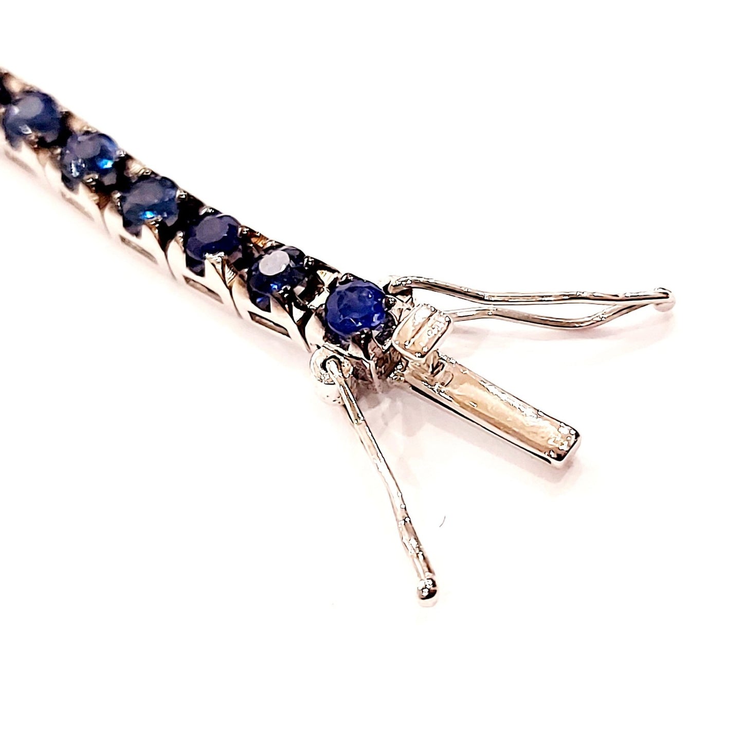 Bracciale Tennis in Oro bianco con Diamanti 0,30 ct e Zaffiri 3,96 ct con certificato Gemmologico AIG Milan 18 kt (750)