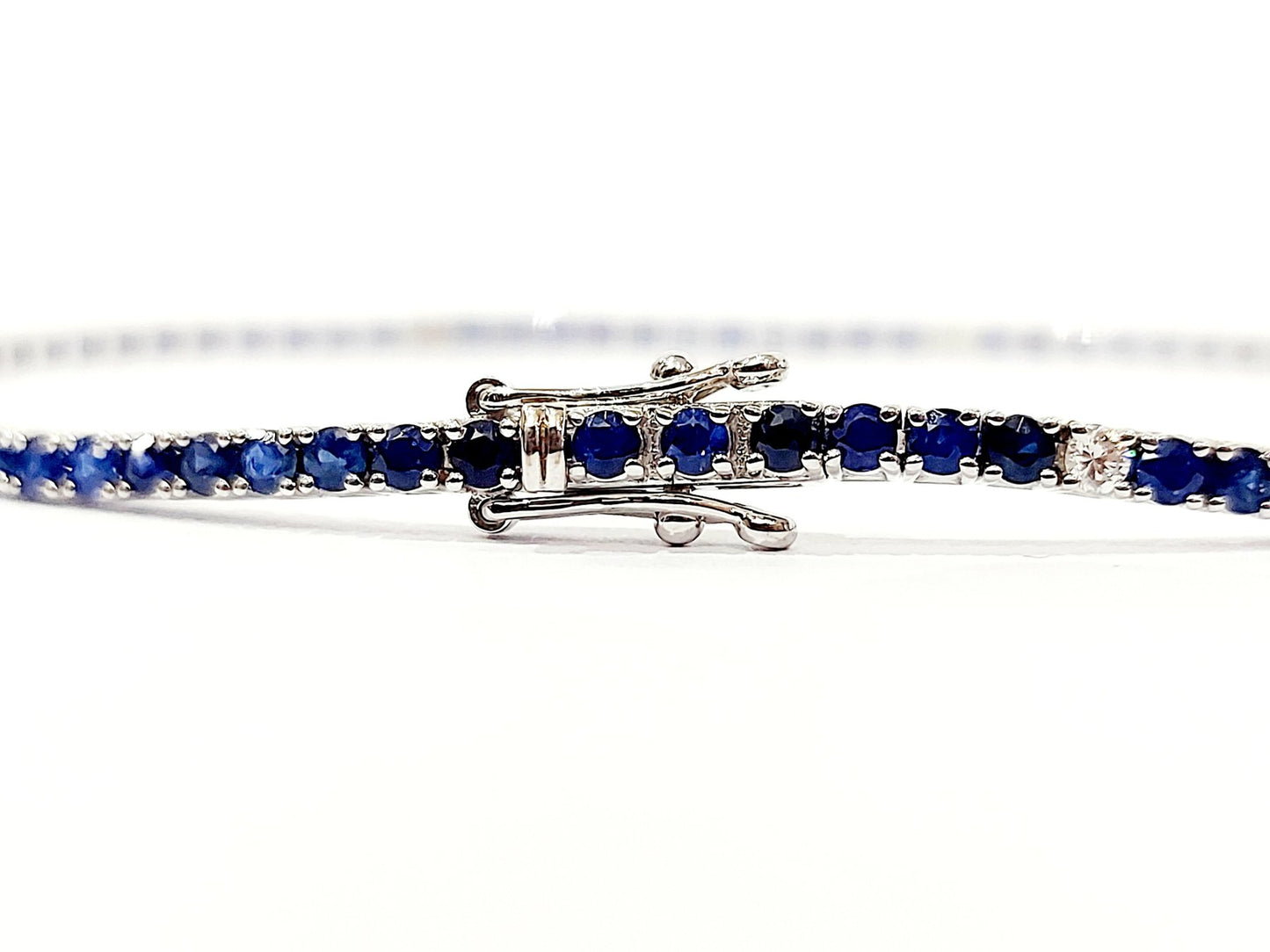 Bracciale Tennis Astralia in Oro Bianco con Zaffiri blu 4,00 ct e Diamanti 0,24 ct 18 kt (750)