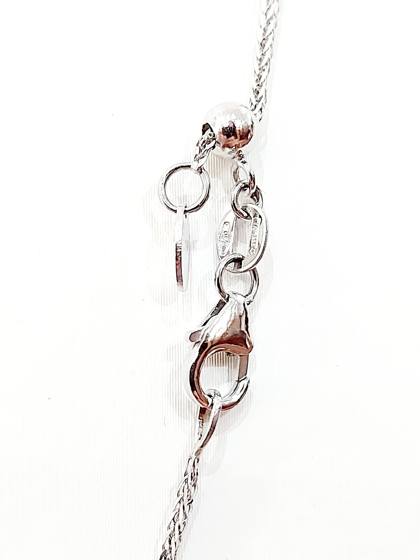 Collana pendente Croce con Diamanti 0,90 ct e Smeraldi Baguette 2,10 ct in Oro 18 kt (750)