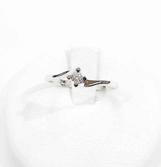 Anello Solitario modello Valentino con Diamante 0,05 ct in Oro Bianco 18 kt (750)