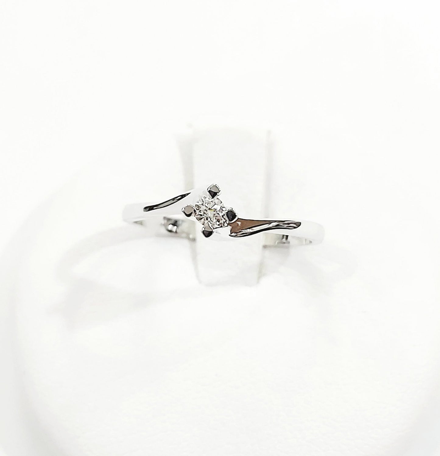 Anello Solitario Valentino in Oro bianco con Diamante 0,07 ct 18 kt (750)