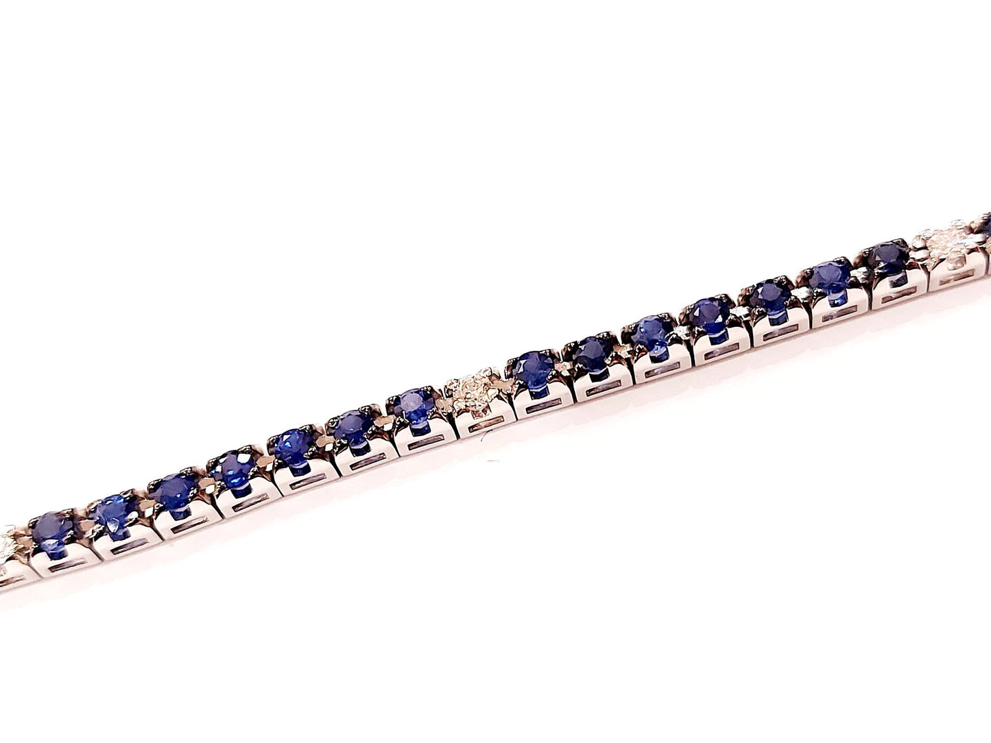 Bracciale Tennis in Oro bianco con Diamanti 0,30 ct e Zaffiri 3,96 ct con certificato Gemmologico AIG Milan 18 kt (750)