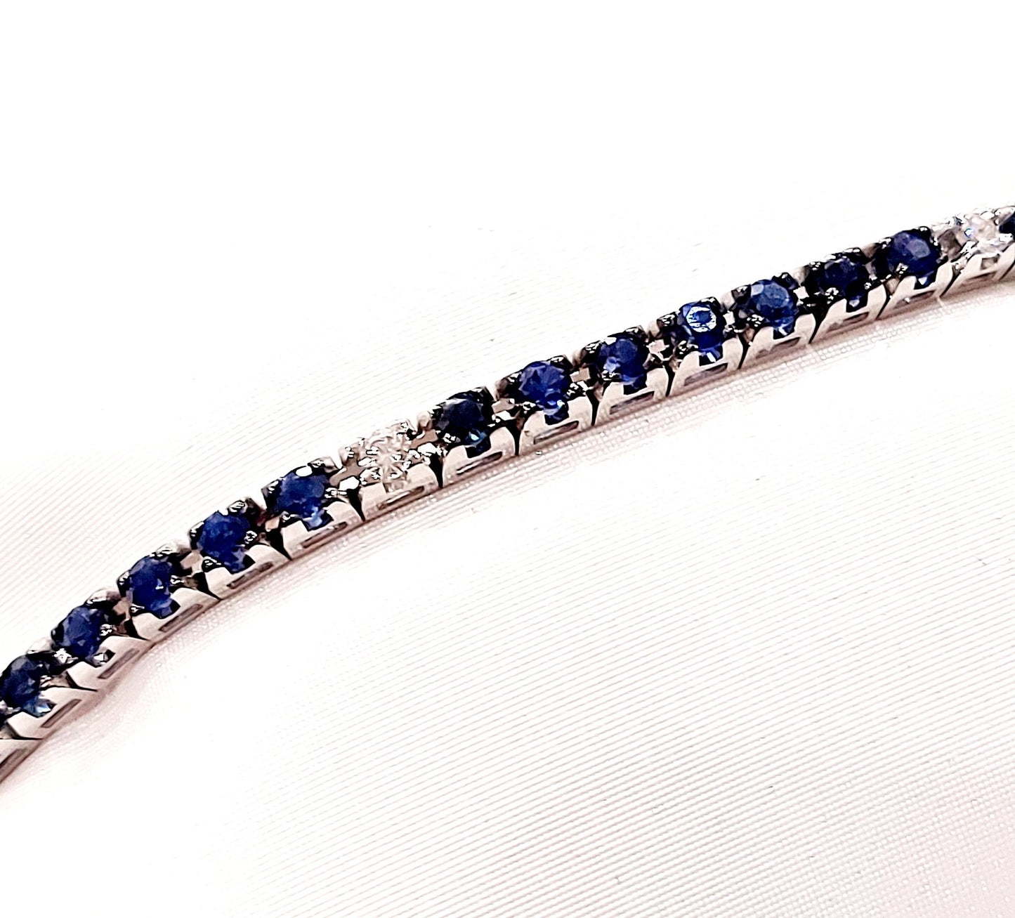 Bracciale Tennis in Oro bianco con Diamanti 0,30 ct e Zaffiri 3,96 ct con certificato Gemmologico AIG Milan 18 kt (750)