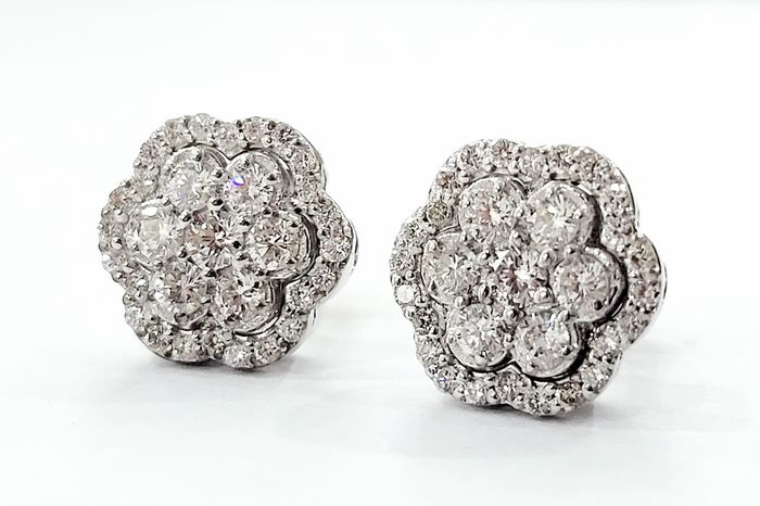 Orecchini al lobo fiore in Oro Bianco e Diamanti 1,49 ct con certificazione gemmologica AIG MILAN 18 kt (750)