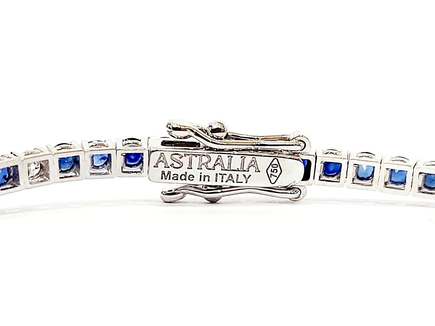 Bracciale Tennis Astralia in Oro Bianco con Zaffiri blu 4,00 ct e Diamanti 0,24 ct 18 kt (750)