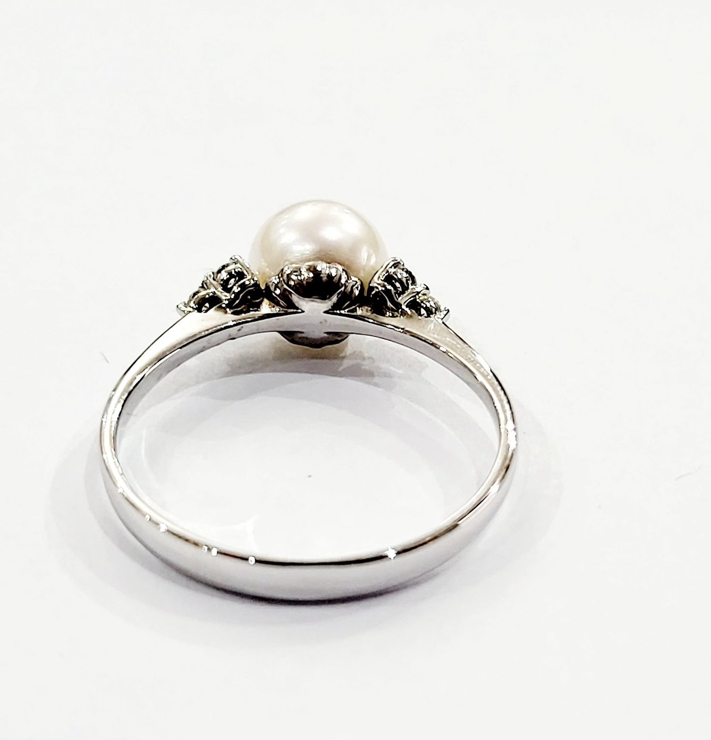 Anello con Diamanti ct 0,12 e Perla in Oro Bianco 18 kt (750)
