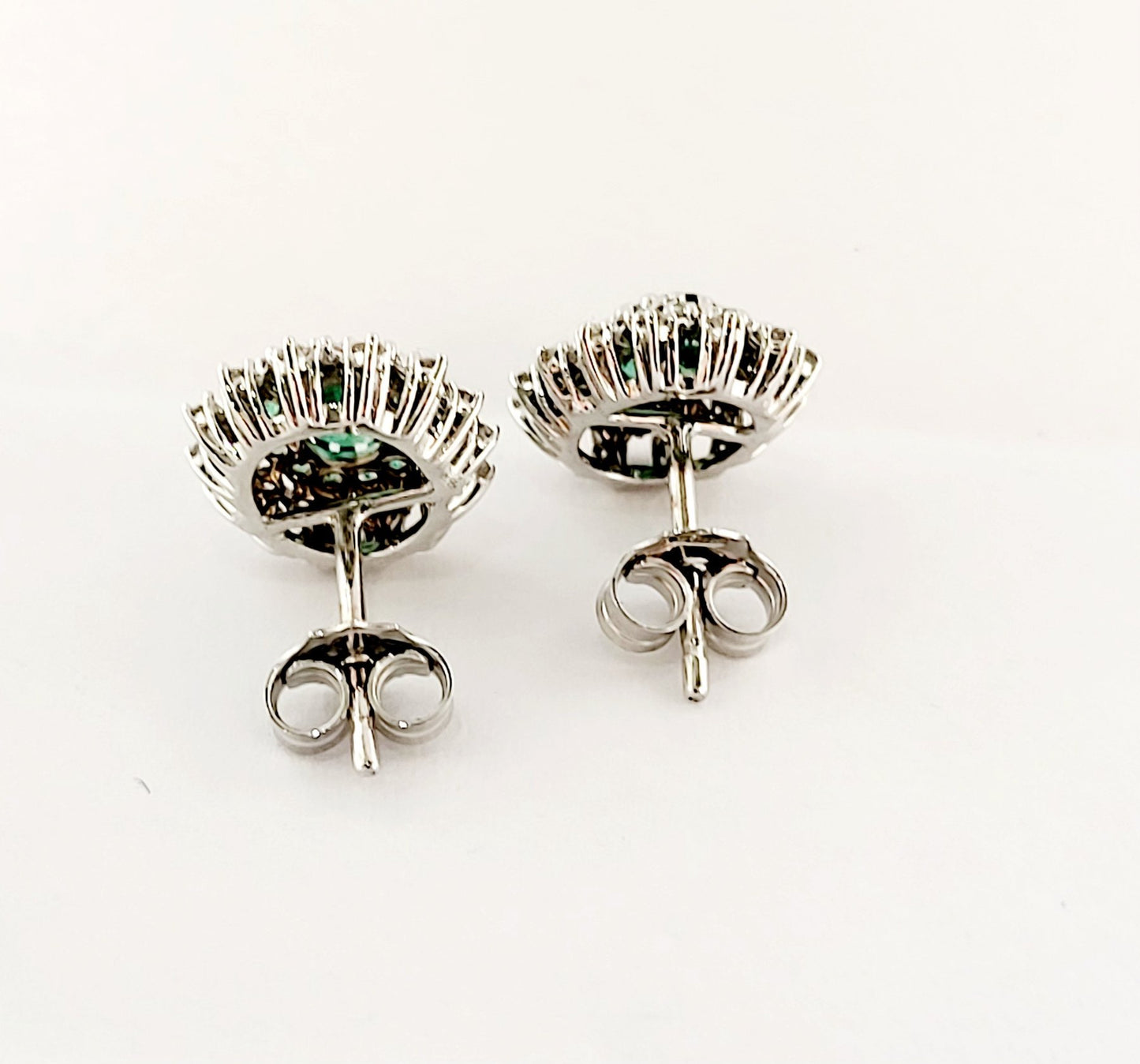 Orecchini ovali in Oro Bianco con doppio giro di Diamanti ct 0,48 e doppio giro di Smeraldi 1,75 ct 18 kt (750)
