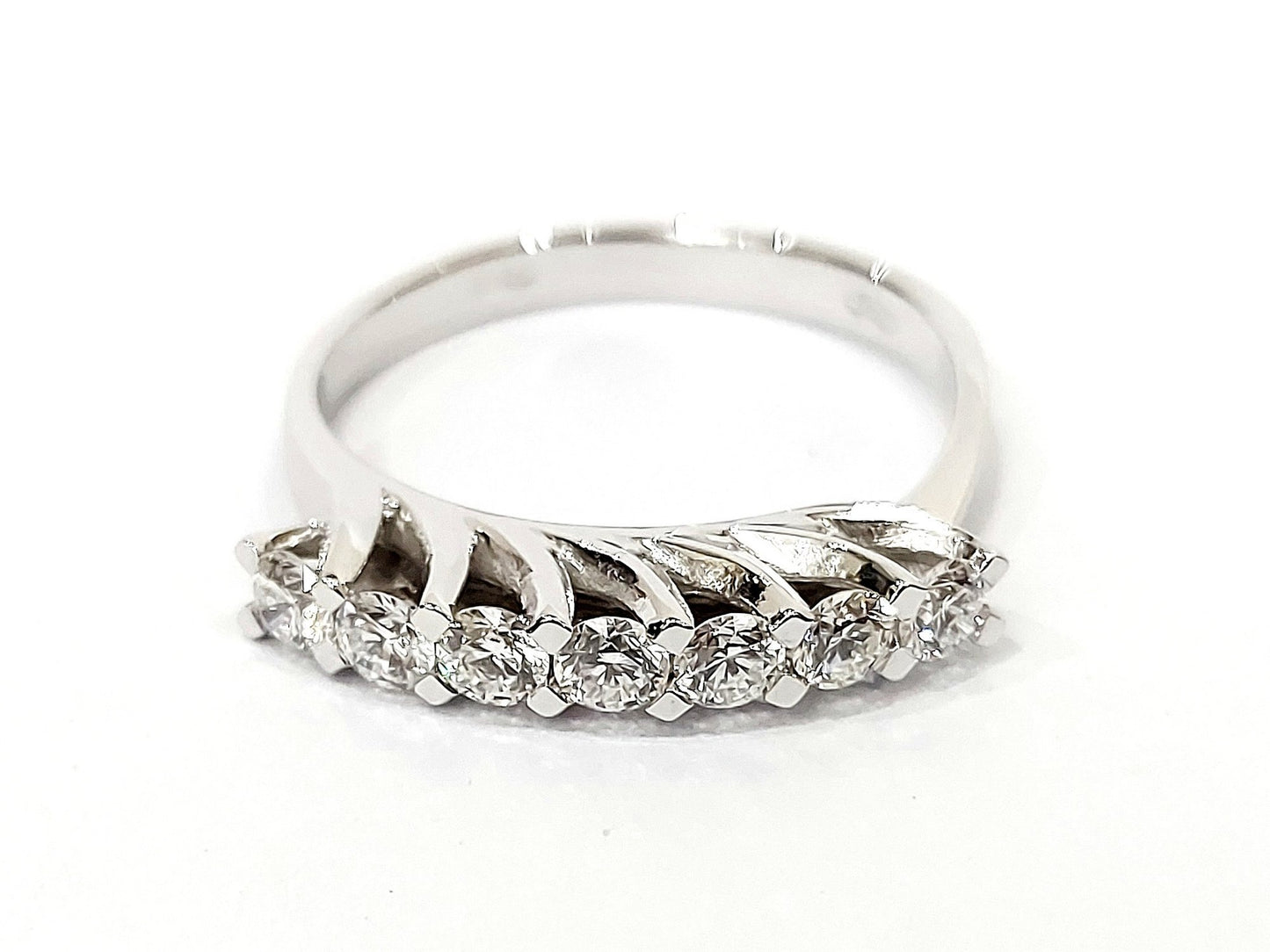 Anello veretta a 7 Astralia con diamanti 0,84 ct in Oro Bianco 18 kt (750)
