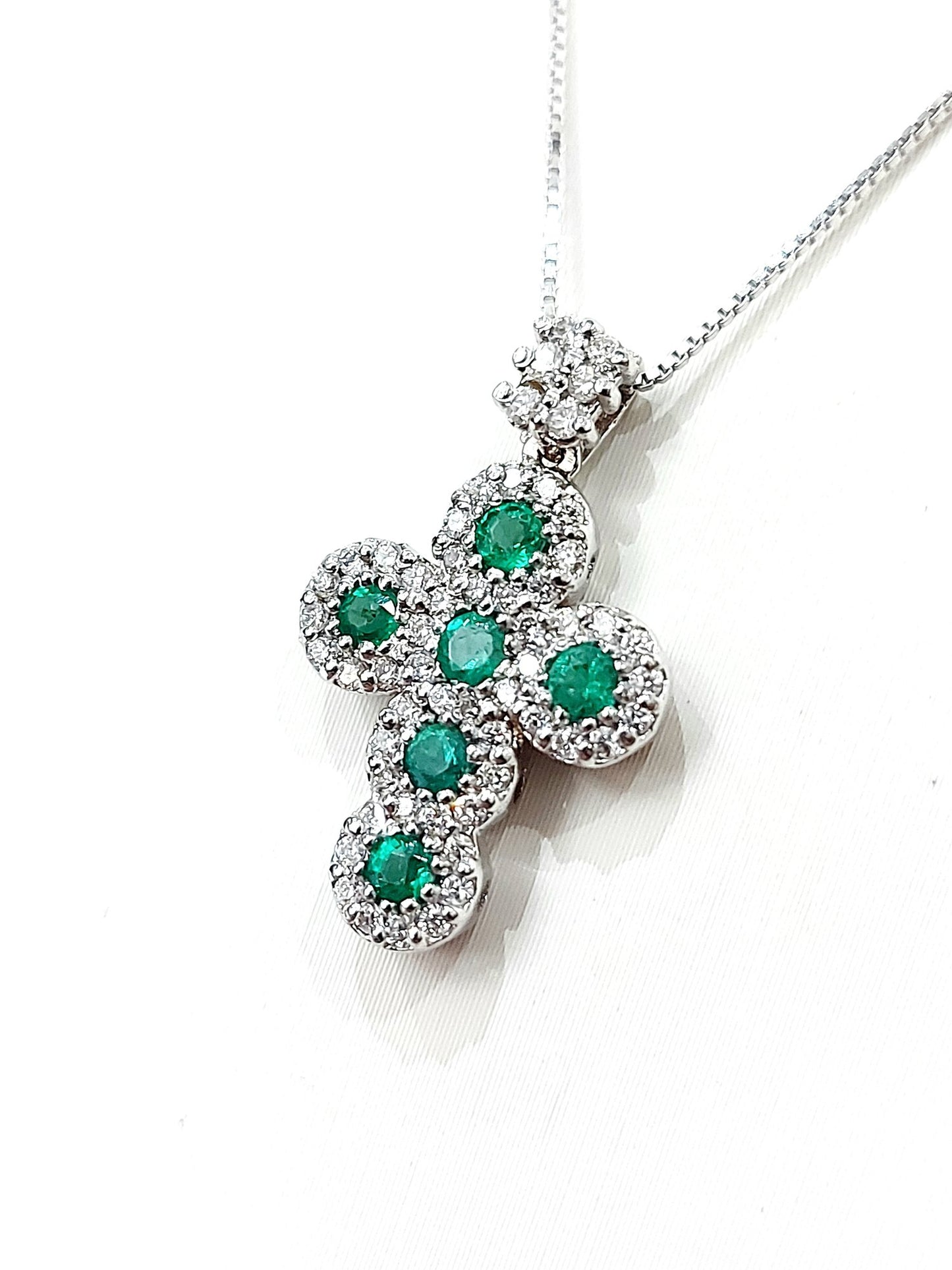 Collana con pendente croce magic in Oro bianco con Diamanti 0,29 ct e Smeraldi 0,30 ct 18 kt (750)