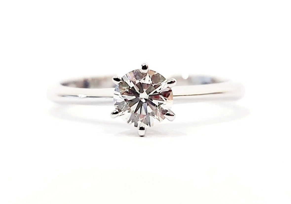 Anello solitario 6 griffe 0 50 ct Astralia Oro Bianco con Diamante e certificato gemmologico HRD 18 Kt