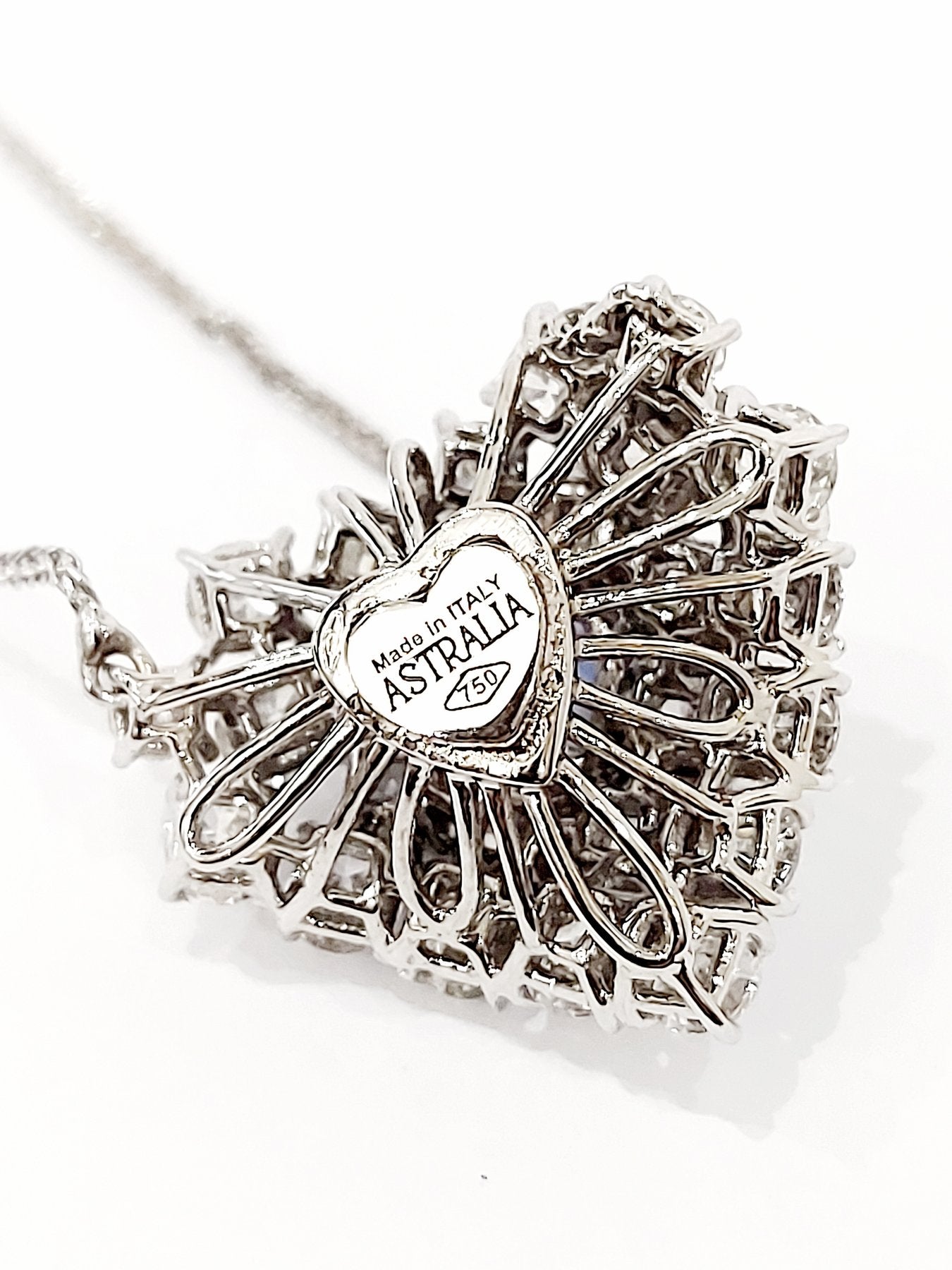 Collana pendente Cuore Oro bianco 18kt - 750 Astralia Zaffiro 1,05 ct e Diamanti 2,72 ct certificazione AIG MILAN