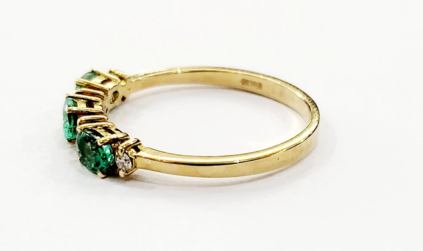Anello Trilogy in Oro Giallo con Smeraldi ovali 0,90 ct e Diamanti 0,12 ct 18 kt (750)