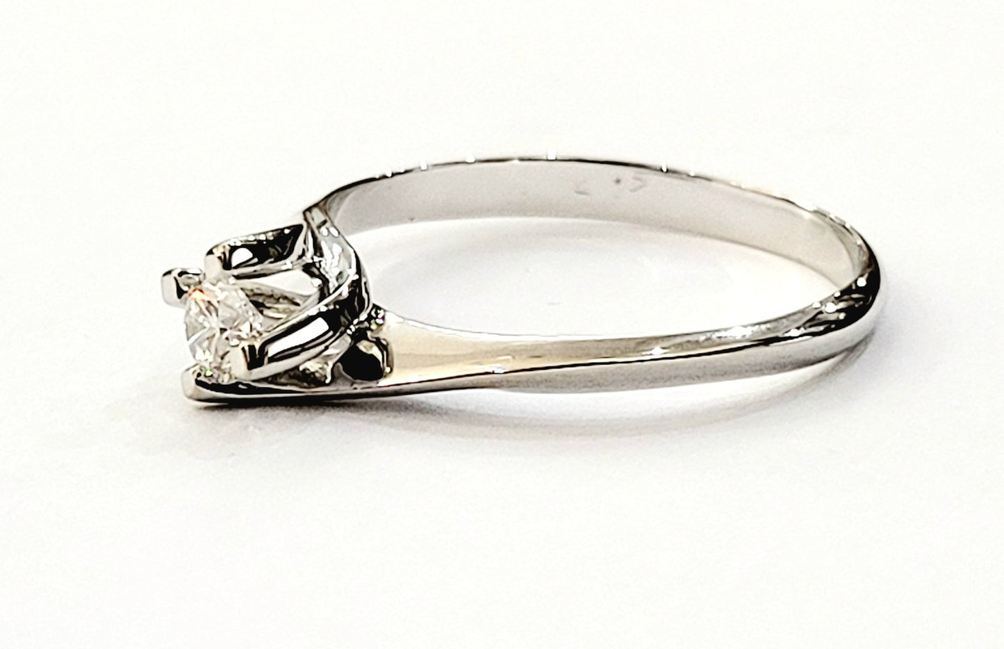 Anello Solitario Valentino in Oro bianco con Diamante 0,25 ct 18 kt (750)