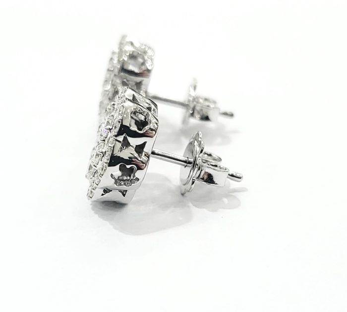 Orecchini al lobo fiore in Oro Bianco e Diamanti 1,49 ct con certificazione gemmologica AIG MILAN 18 kt (750)
