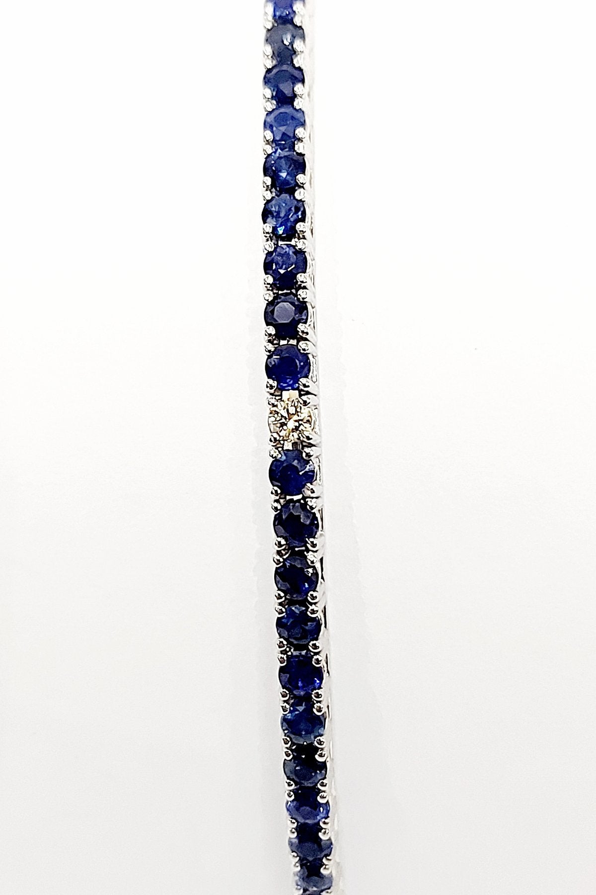Bracciale Tennis Astralia in Oro Bianco con Zaffiri blu 4,00 ct e Diamanti 0,24 ct 18 kt (750)