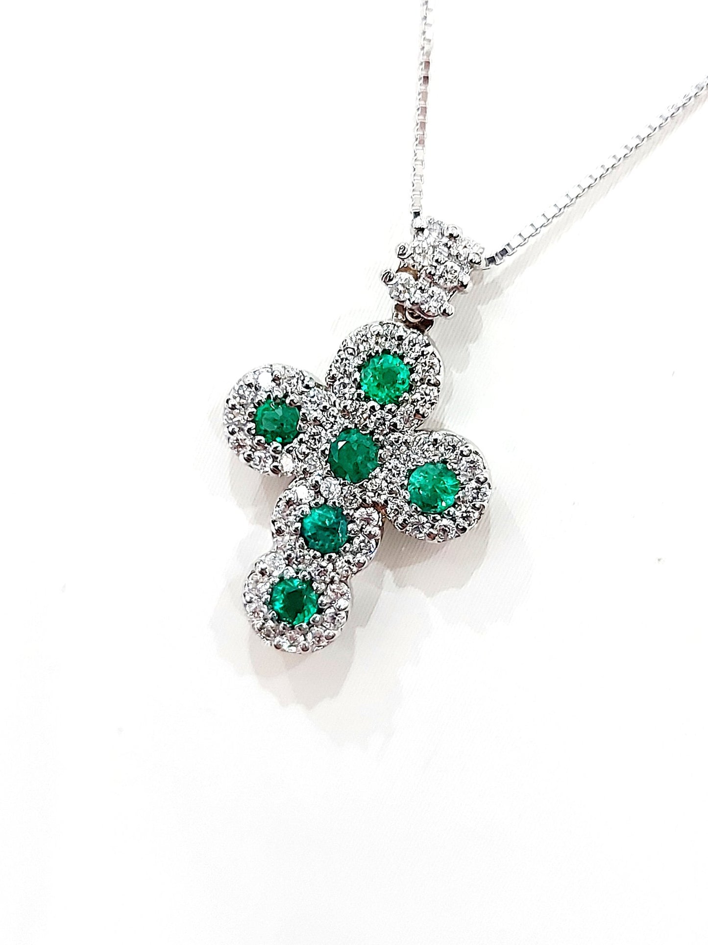 Collana con pendente croce magic in Oro bianco con Diamanti 0,29 ct e Smeraldi 0,30 ct 18 kt (750)