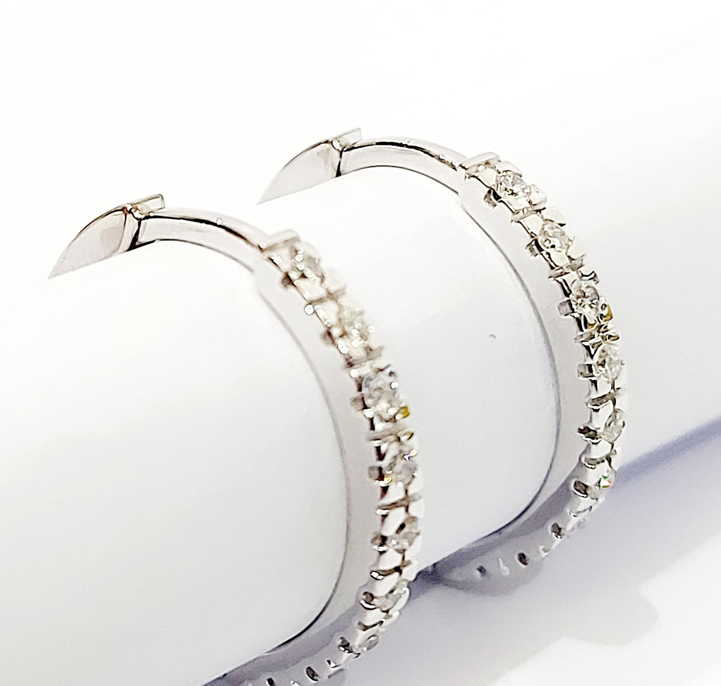 Orecchini a cerchio in Oro Bianco con Diamanti 0,26 ct 18 kt (750)