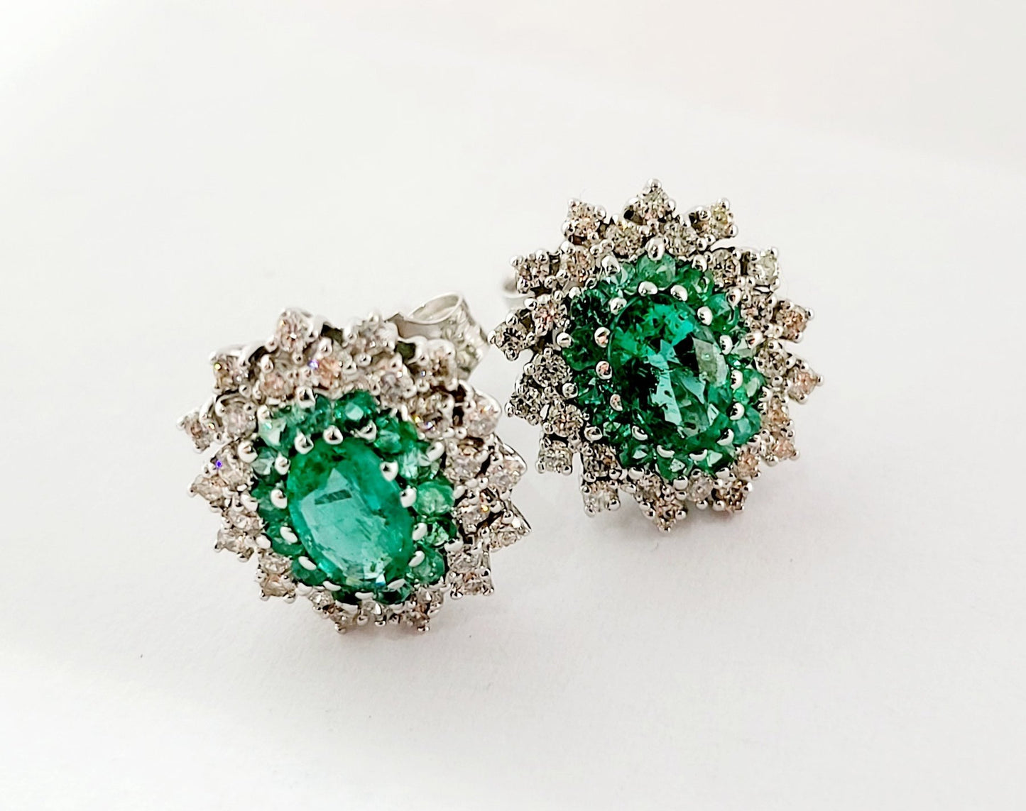 Orecchini ovali in Oro Bianco con doppio giro di Diamanti ct 0,48 e doppio giro di Smeraldi 1,75 ct 18 kt (750)