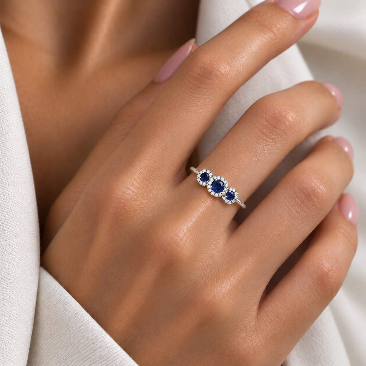 Anello trilogy magic con diamanti ct 0,24 e zaffiri ct 0,45 in oro bianco 18kt (750)