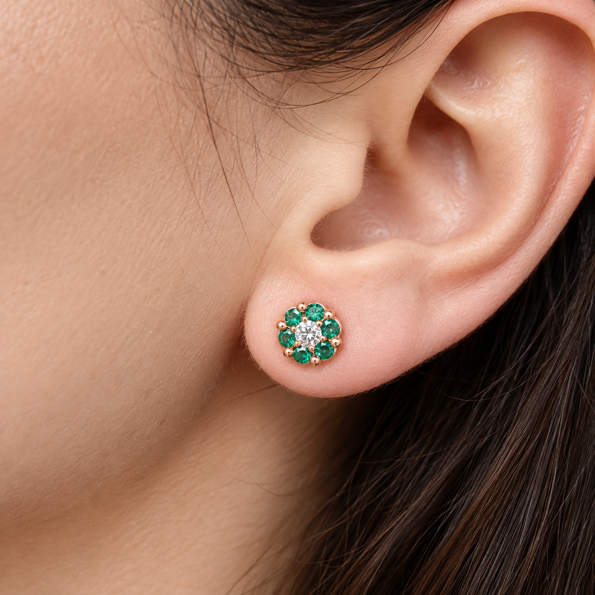 Orecchini floreali con diamanti ct 0,10 e smeraldi ct 0,30 in oro rosa 18 kt (750)