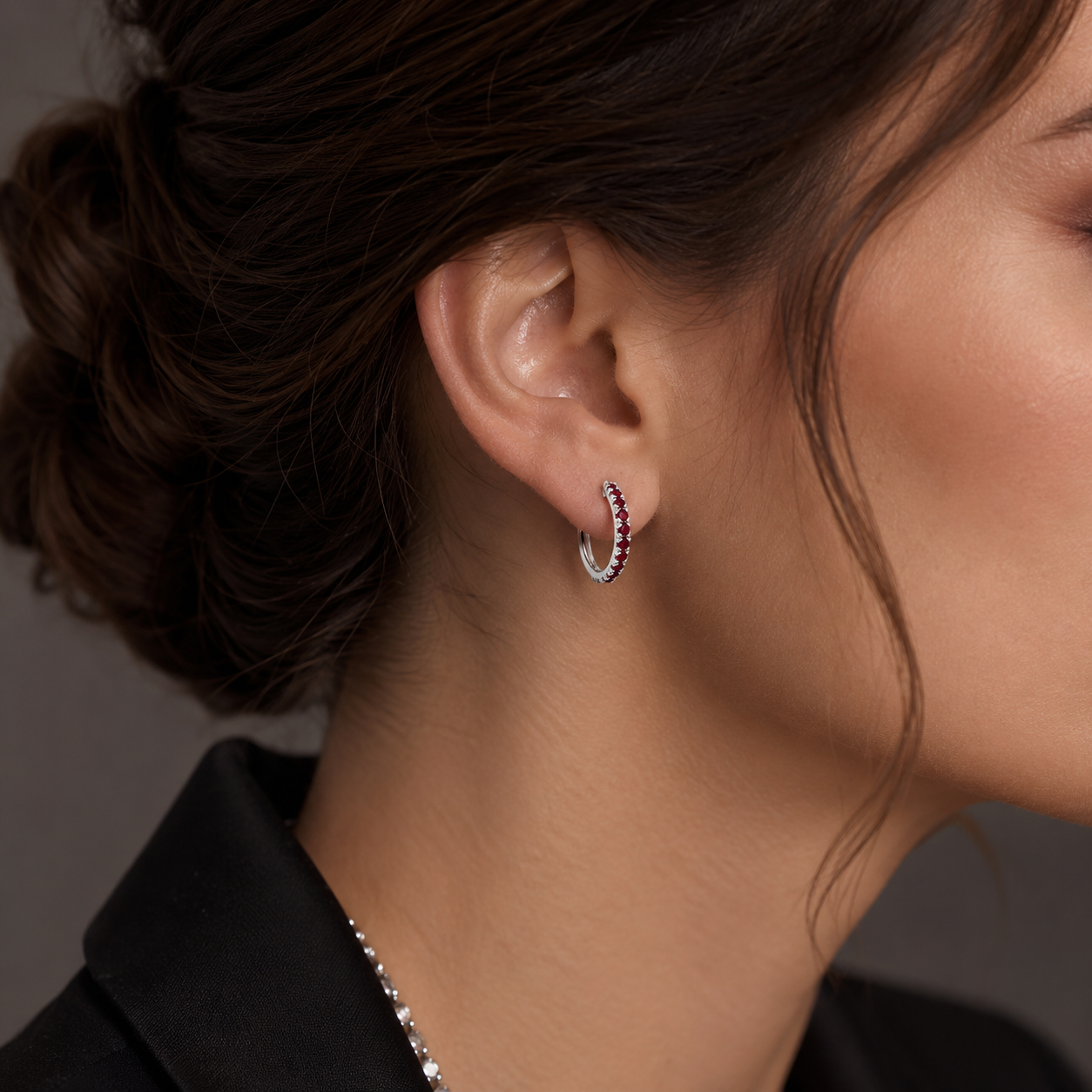 Orecchini semicerchio con rubini ct 2,40 in oro bianco 18kt (750)