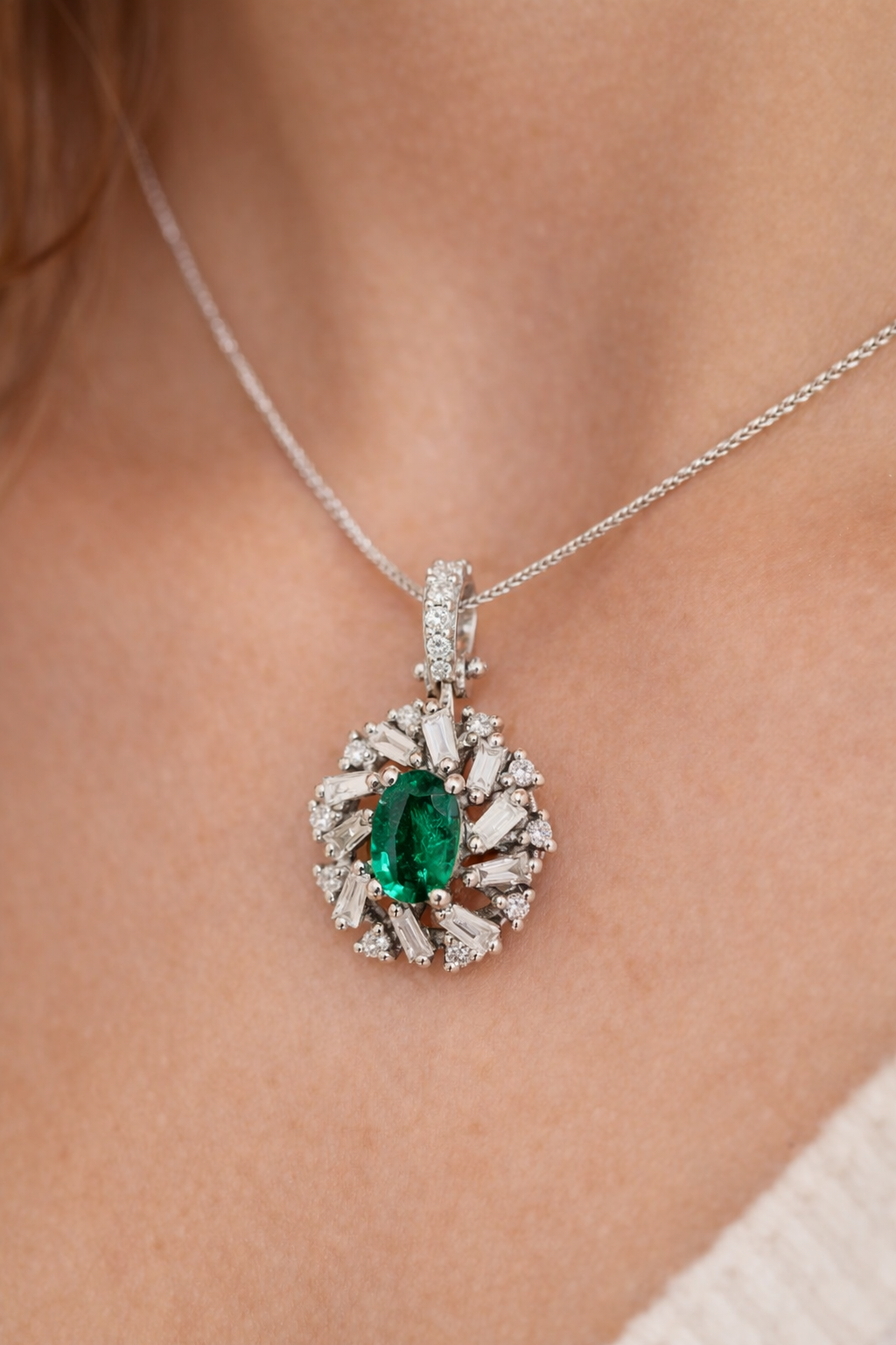 Collana con pendente ovale con Diamanti 0,45 ct Smeraldo 0,63 ct in oro bianco 18kt (750)